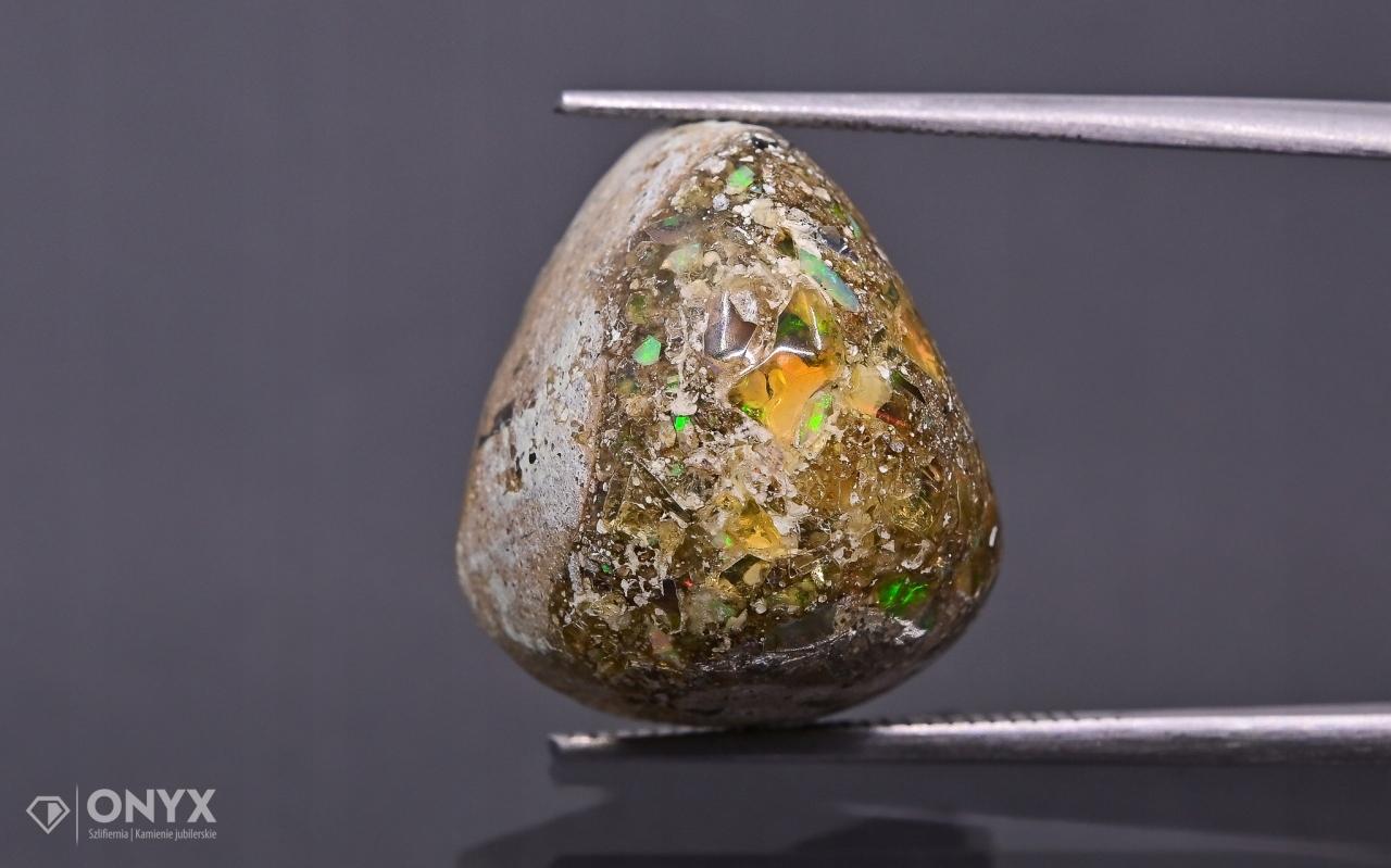 Opál z Etiopie v mateřské skále kabošon niere