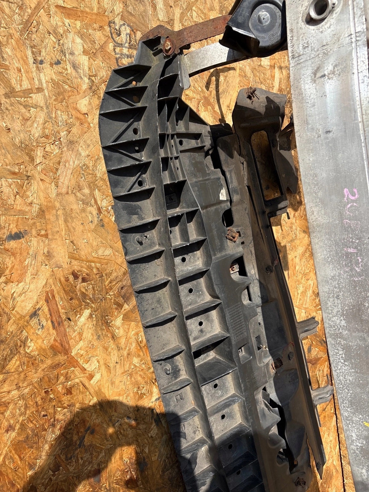 sider bar, wall front Peugeot 208 and
