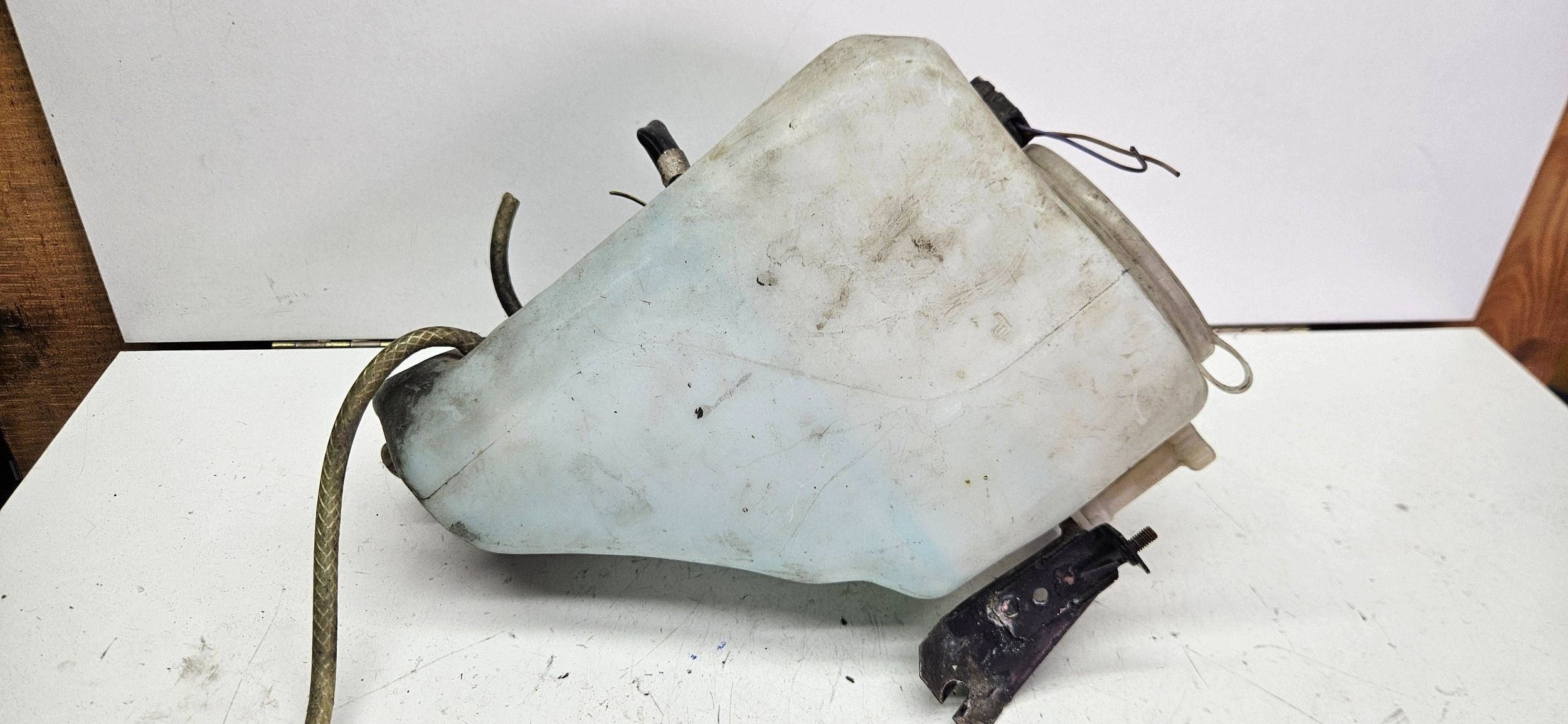 Mercedes-Benz E W124 washer fluid tank 1248691020