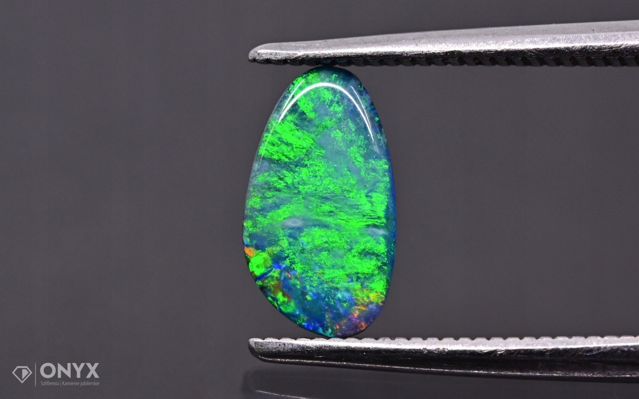 Opal Australská konvexní deska dublet nepravidelný