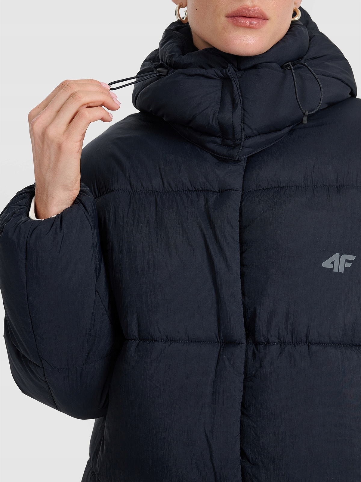 4F dámská zimní péřová bunda za kolena 4FWAW25TDJAF588 černá