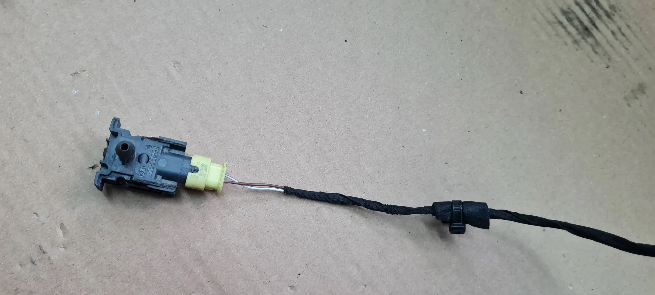 Q5 80A sensor OCHRONY PIESZYCH connecting spoiler KOSTKA 80A959121B