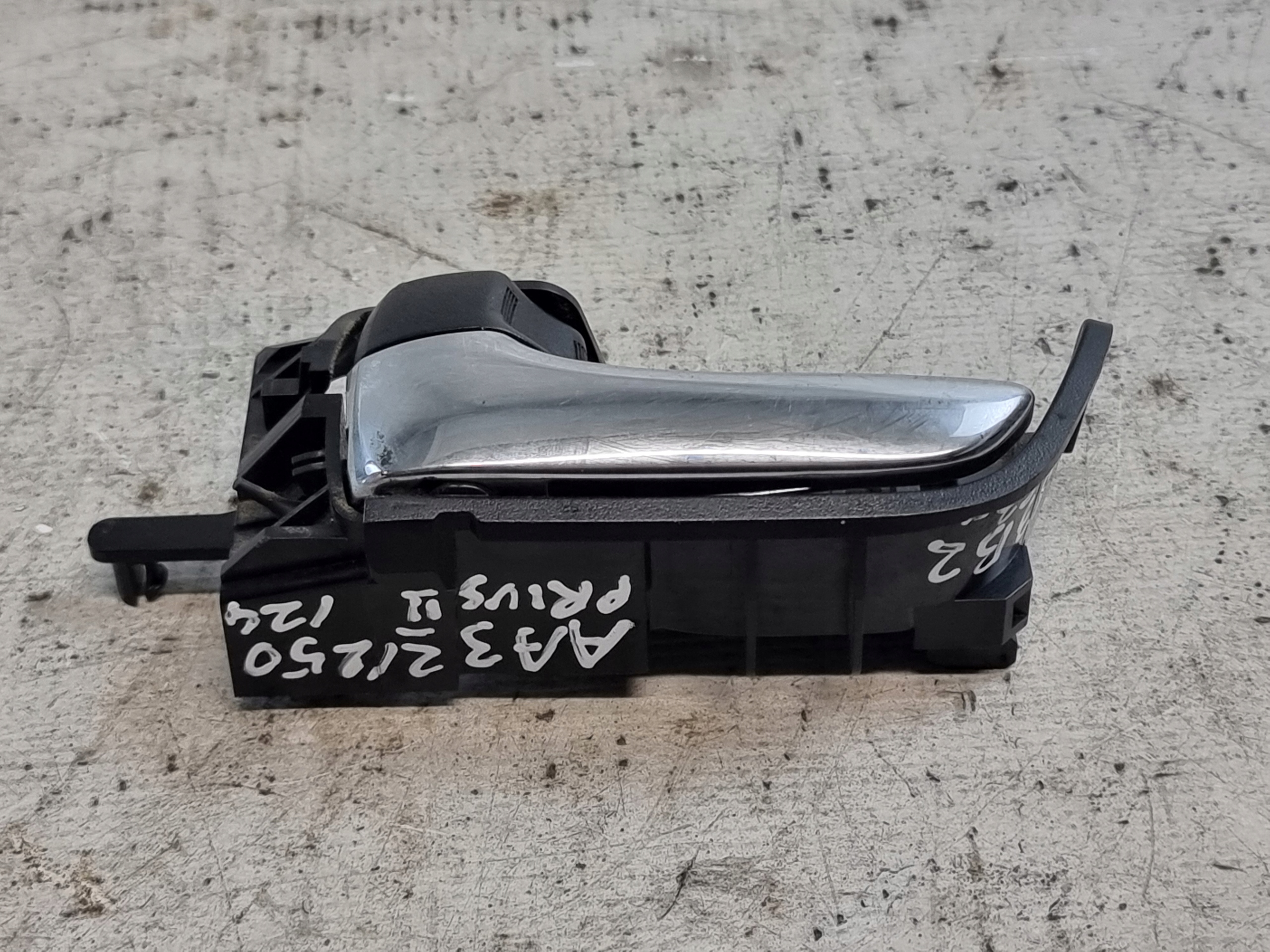 handle inner left rear part OE 69274-47020 TOYOTA PRIUS II 08r