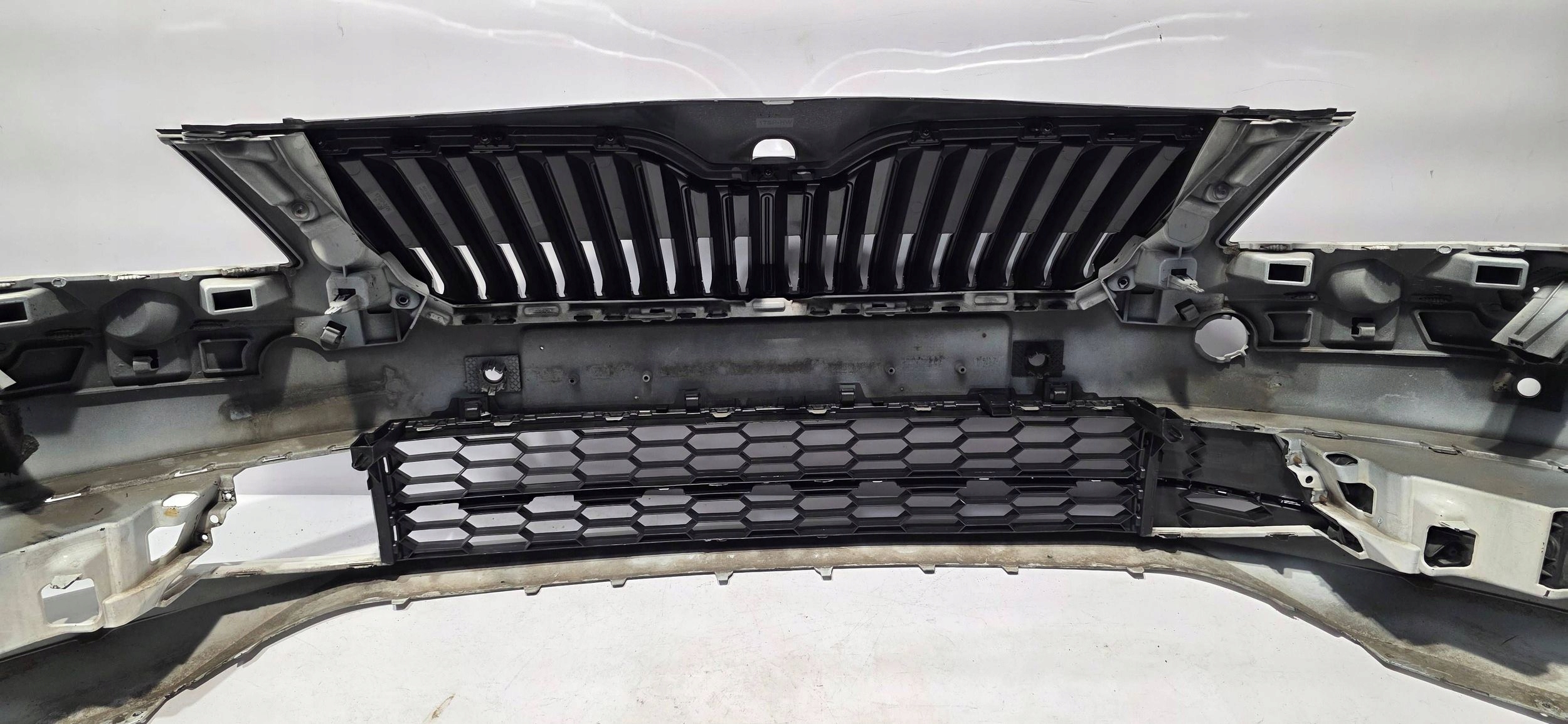 front bumper grille SKODA SUPERB III 15- 6XPDC washers original 3V080722