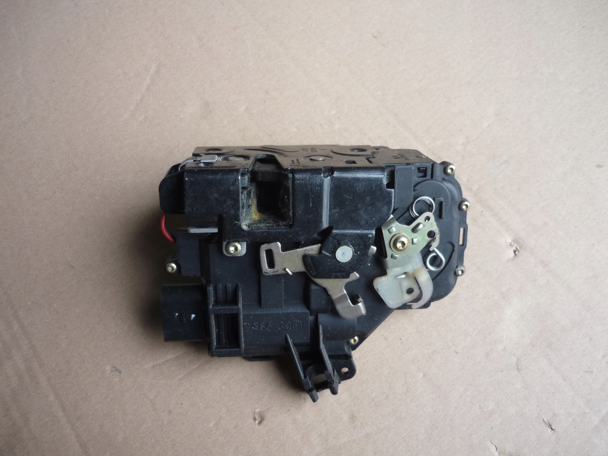 ZAMEK DRZWI LEWY PRZÓD AUDI A4 B6 4B1837015G 9PIN SPRAWNY Producent części Audi OE