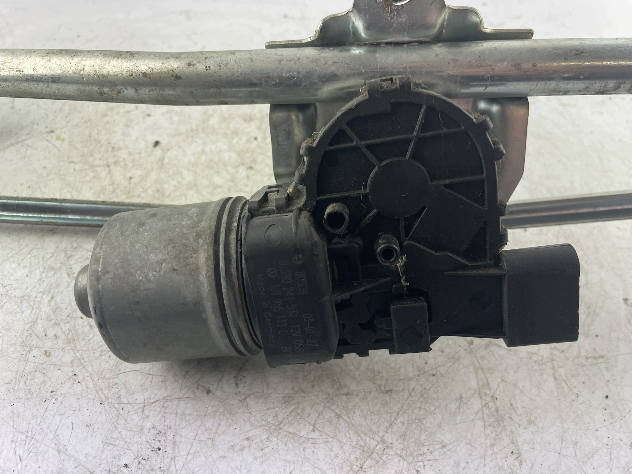 engine wiper mechanism front 0 390 241 531 VW Golf IV Seat Leon