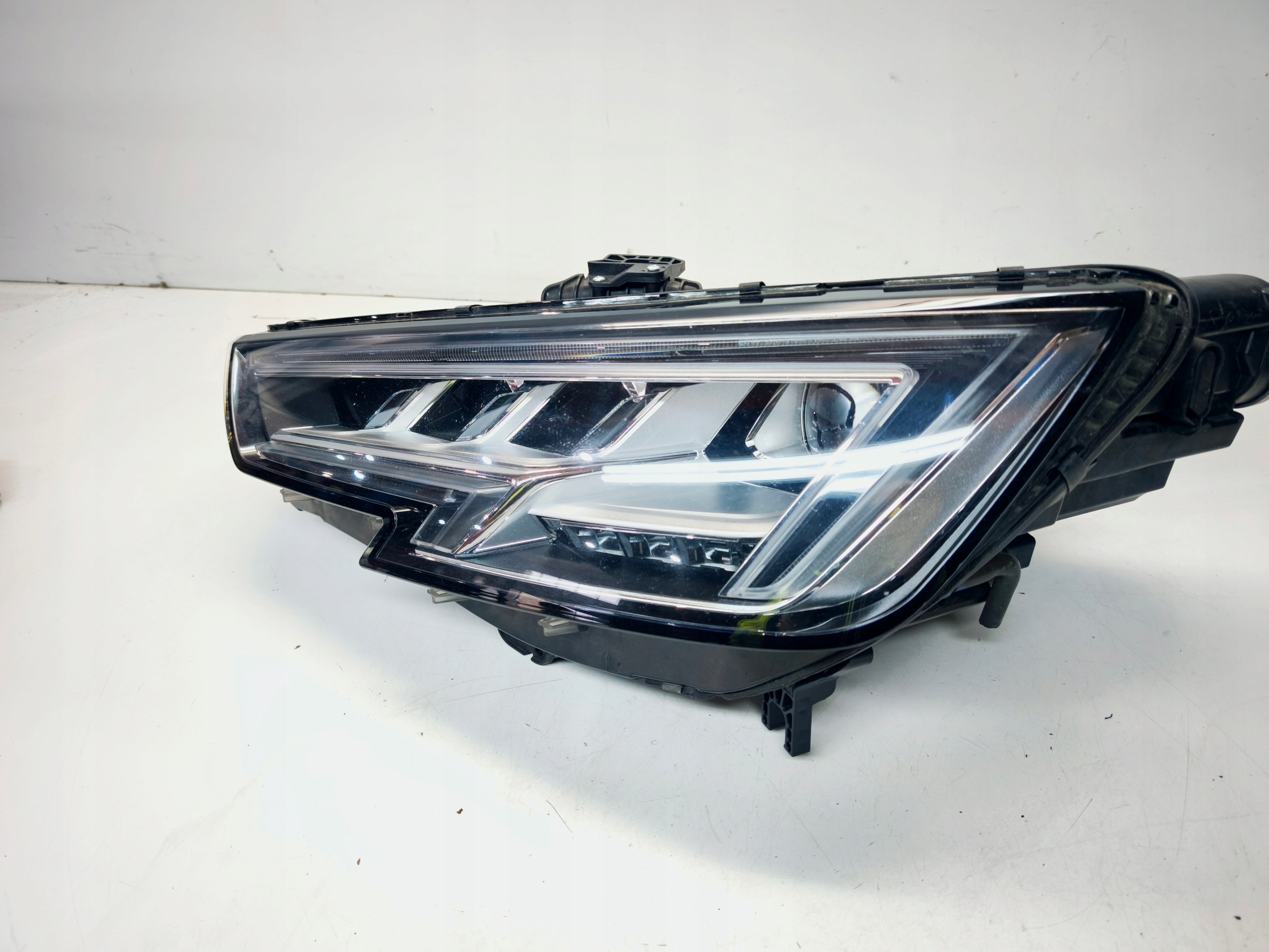 REFLEKTOR light left front MATRIX AUDI A4 B9 8W0941035 EUROPA
