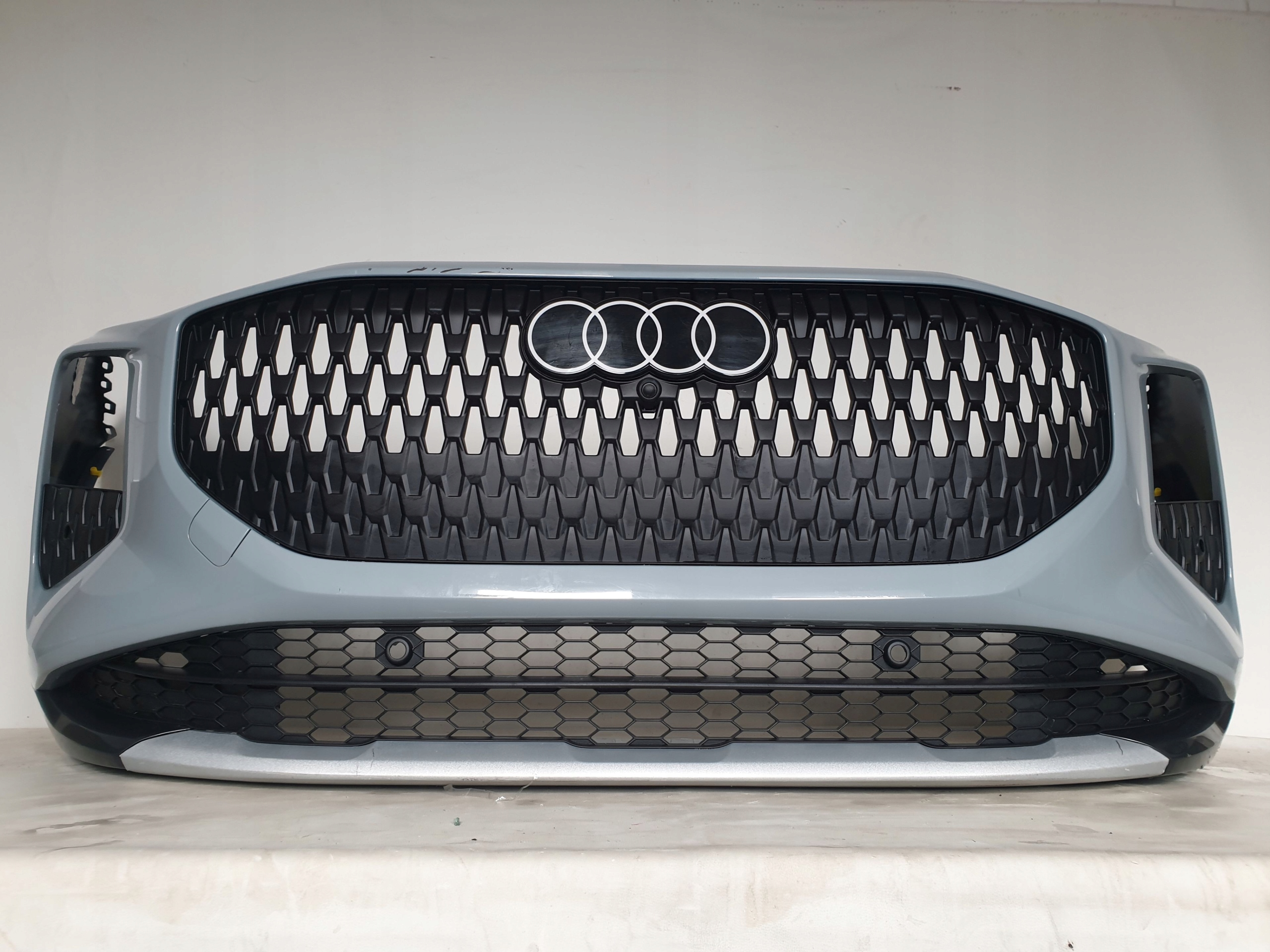 AUDI Q3 III 83H 25-> bumper front front 6 x PDC 83H807437