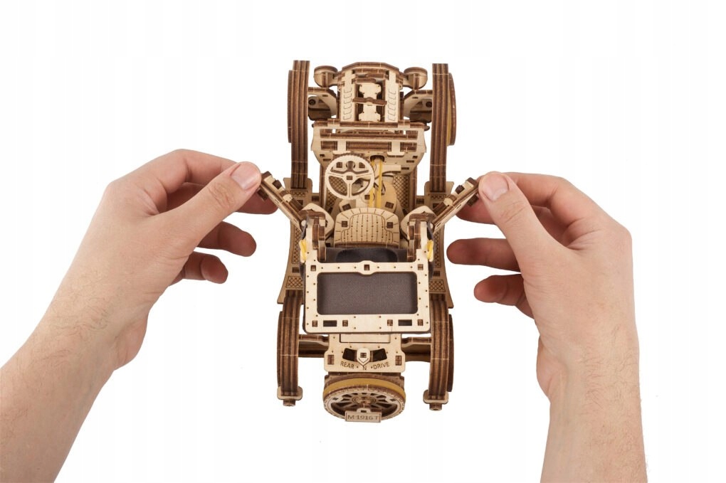 RETRO CAR UGR-T UGEARS MODEL MECHANICZNY DREWNIANY Z NAPĘDEM PUZZLE 3D Wiek dziecka 12 lat +