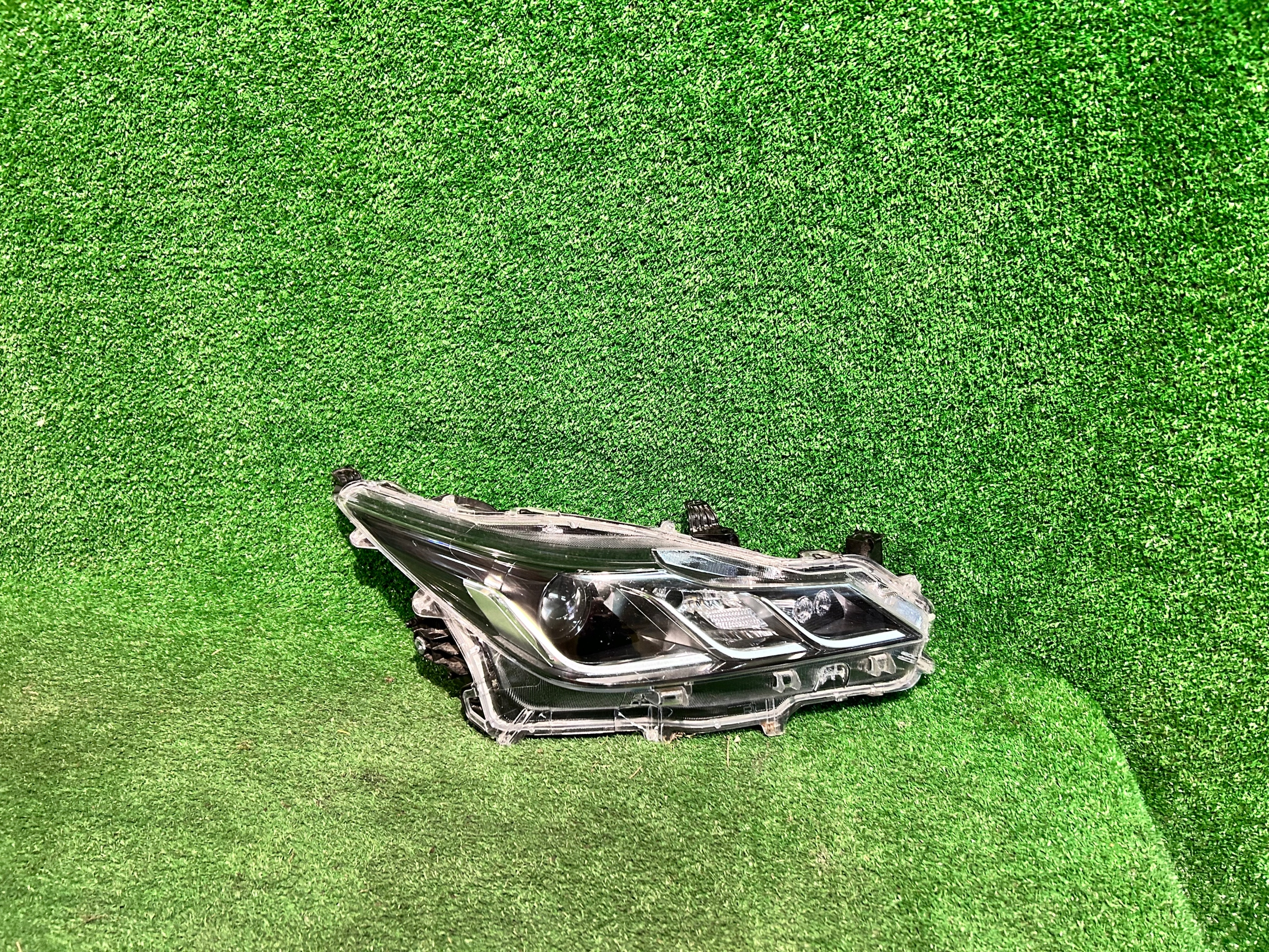 REFLEKTOR Droite TOYOTA COROLLA E21 Berline