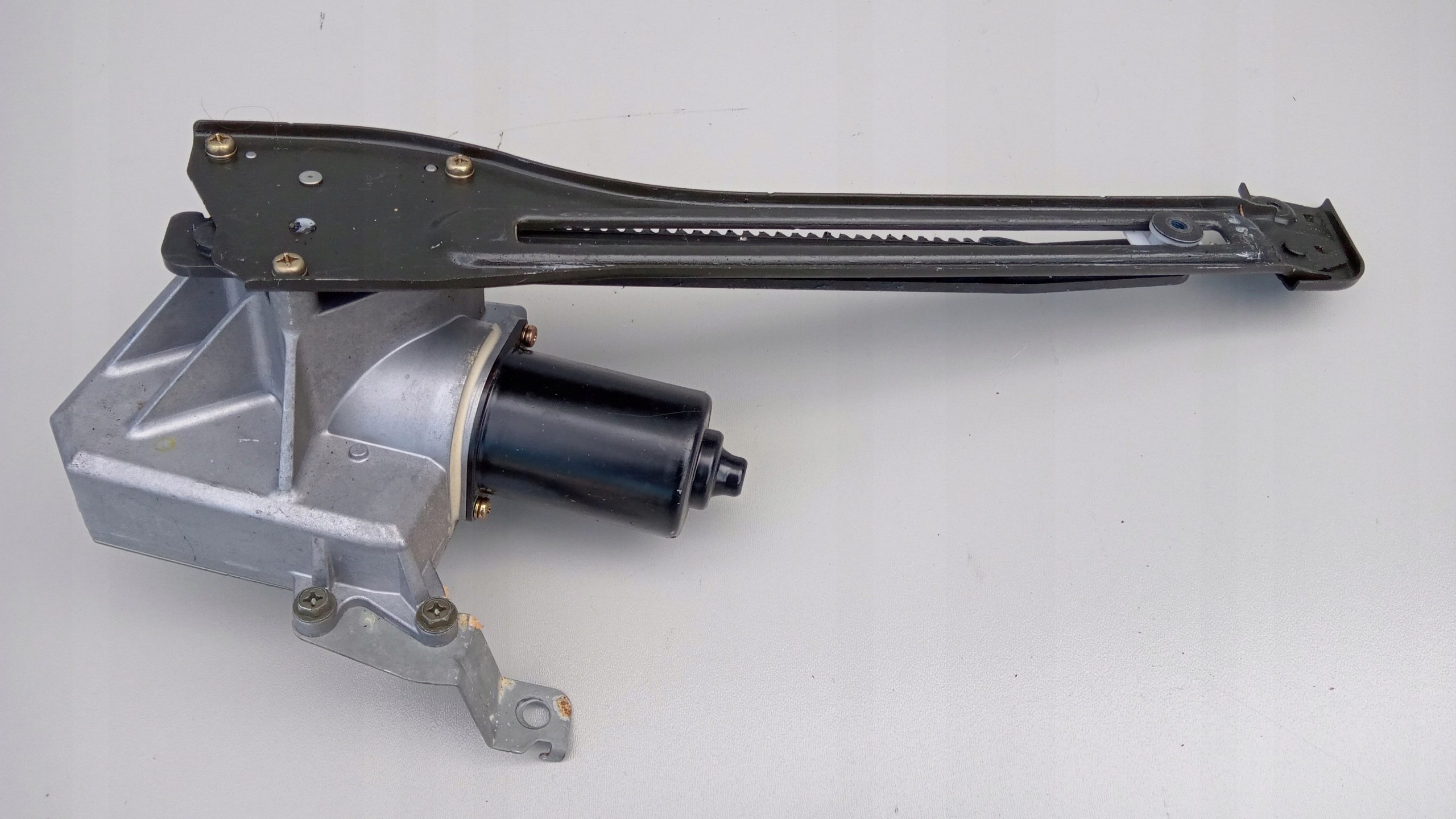 MECHANIZM SILNICZEK KLAPY TYŁ INFINITI QX56 ARMADA Producent części Infiniti OE