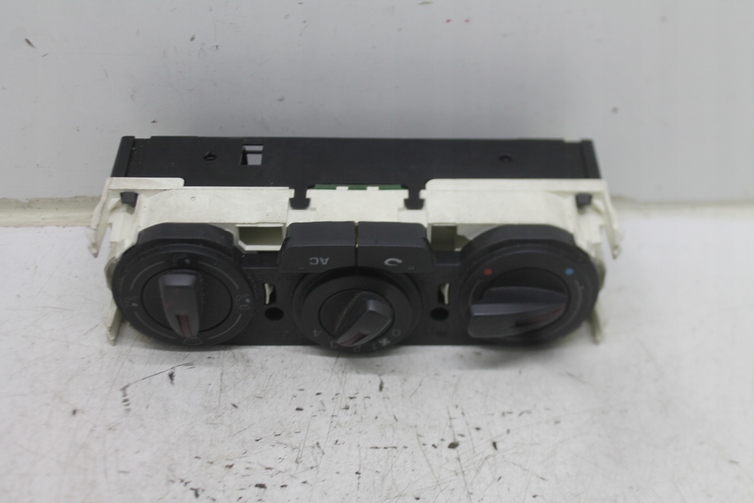 control panel air conditioning devices of the air conditioning 6J0820045A SEAT
