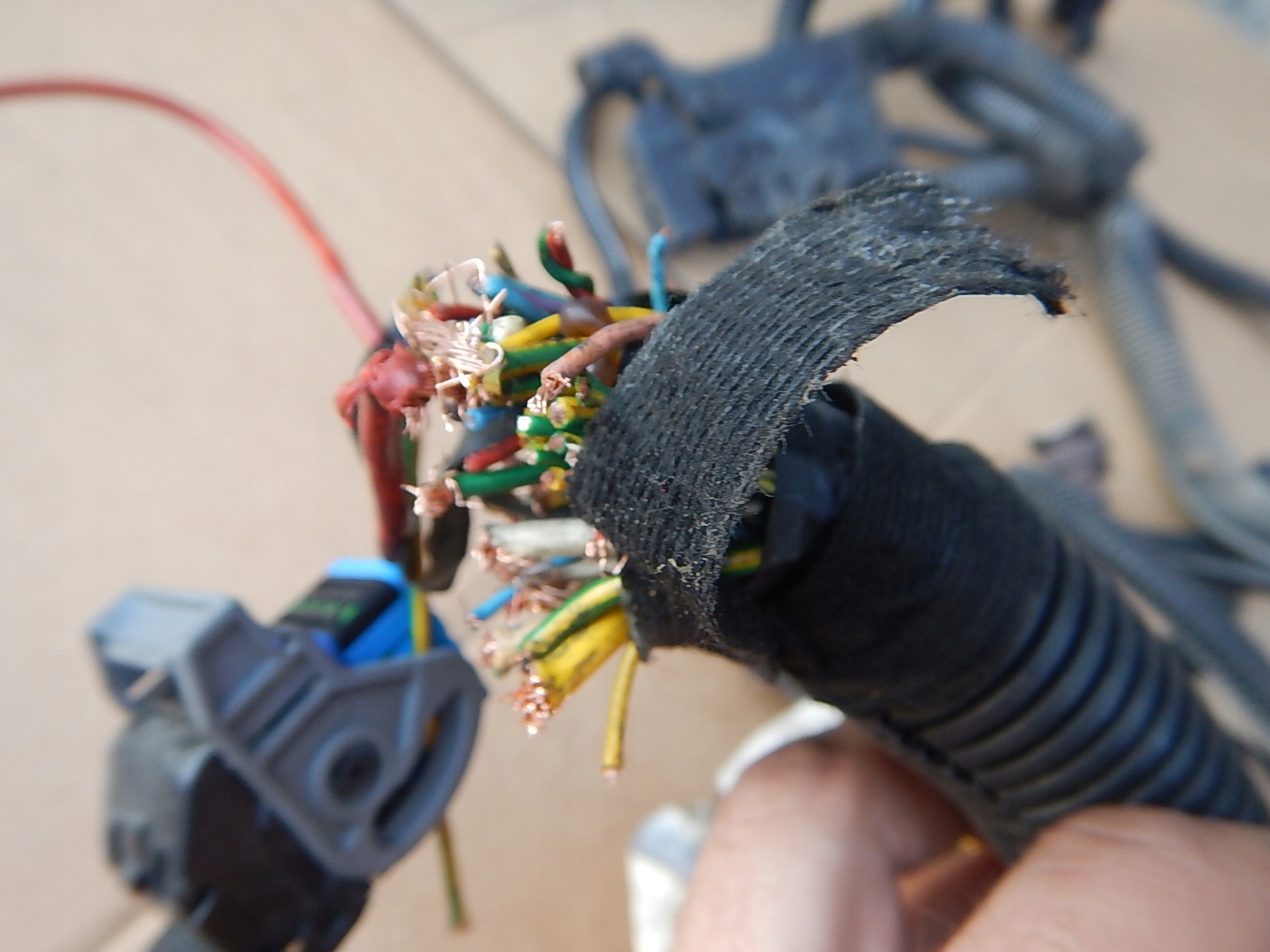 CITROEN C4 2,0 HDI Câblage Câblage Gauche Bouche buse