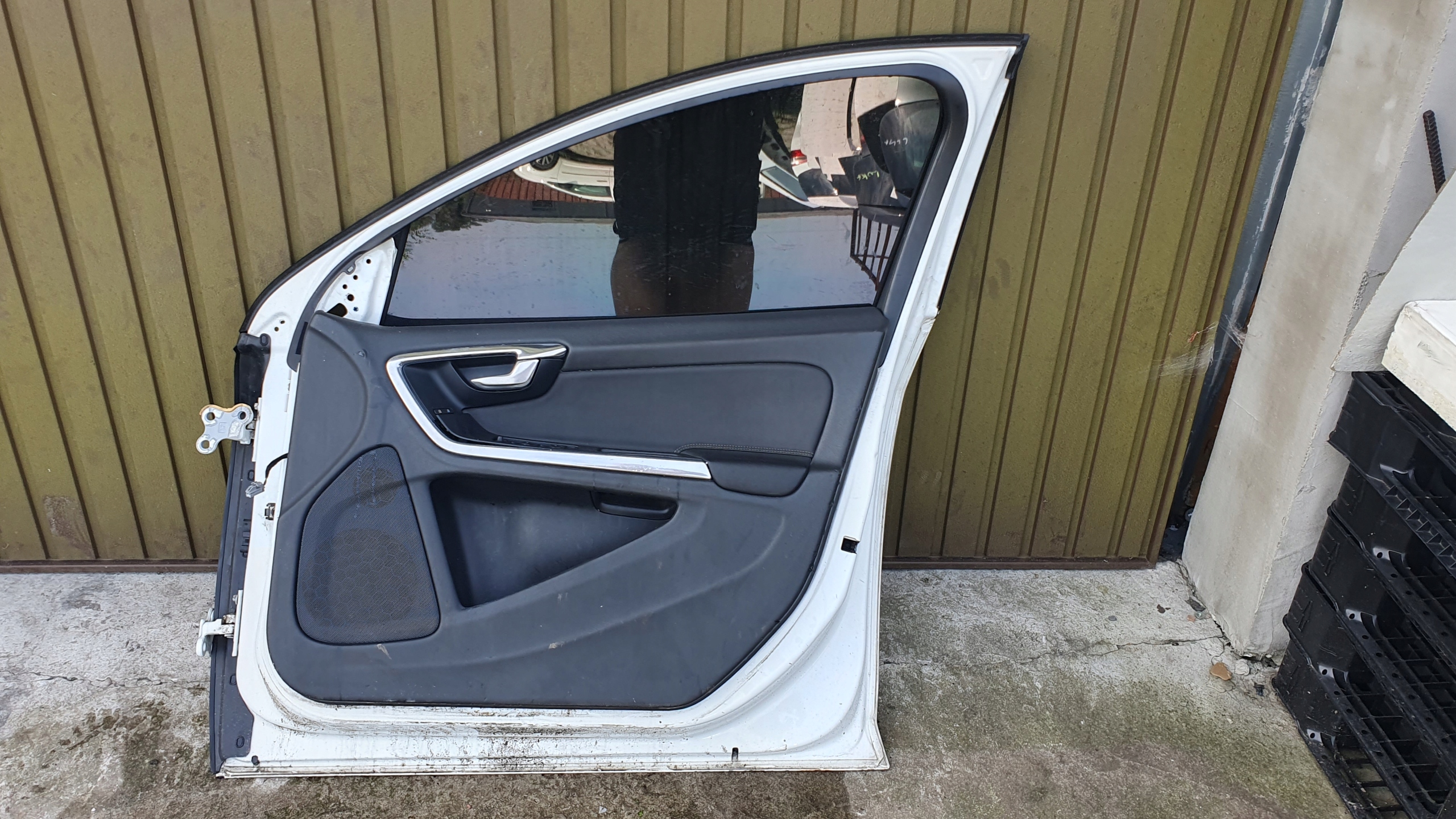 Volvo V60 kombi 10- door right front front $