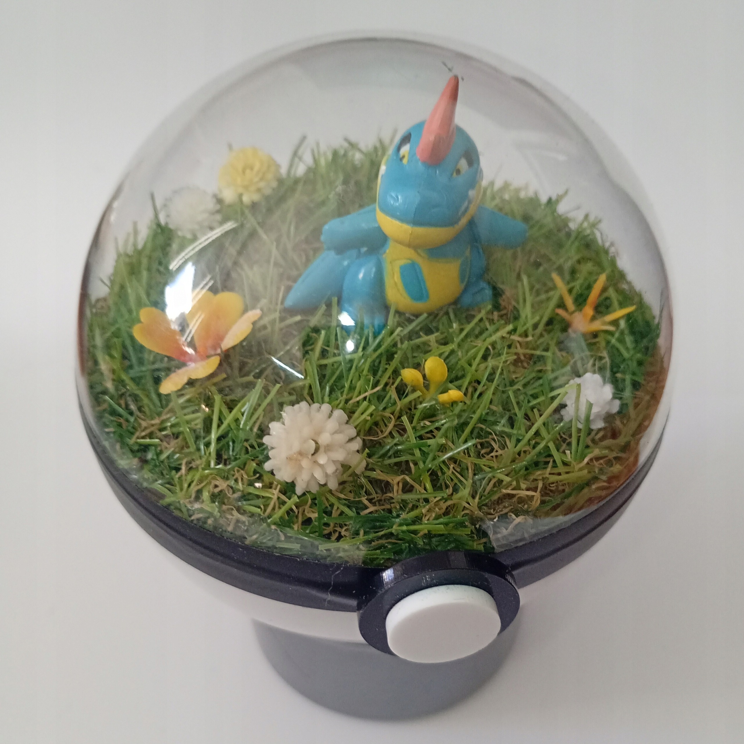 Totodile – Pokeball Terárium, Unikátní Pokémon Diorama, Ruční Výroba, 10 CM