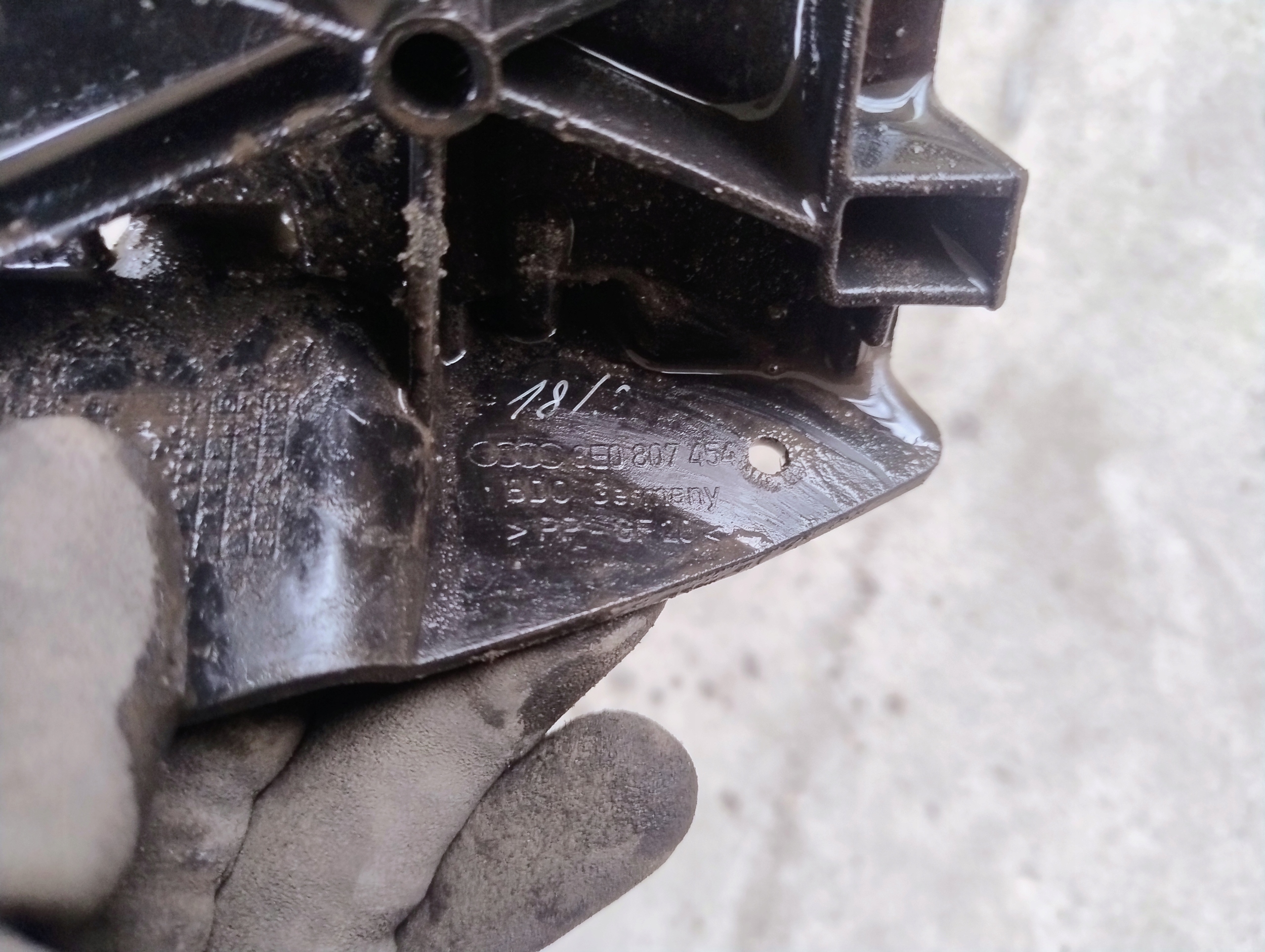 Halter der Stoßstange rechts heck Audi A4 B6 8E0807454