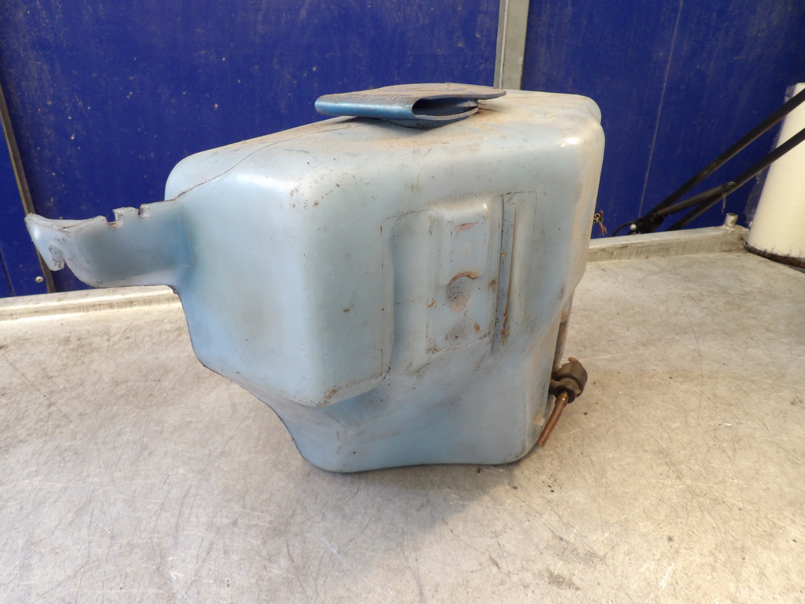 Passat B3 washer fluid tank 357955453