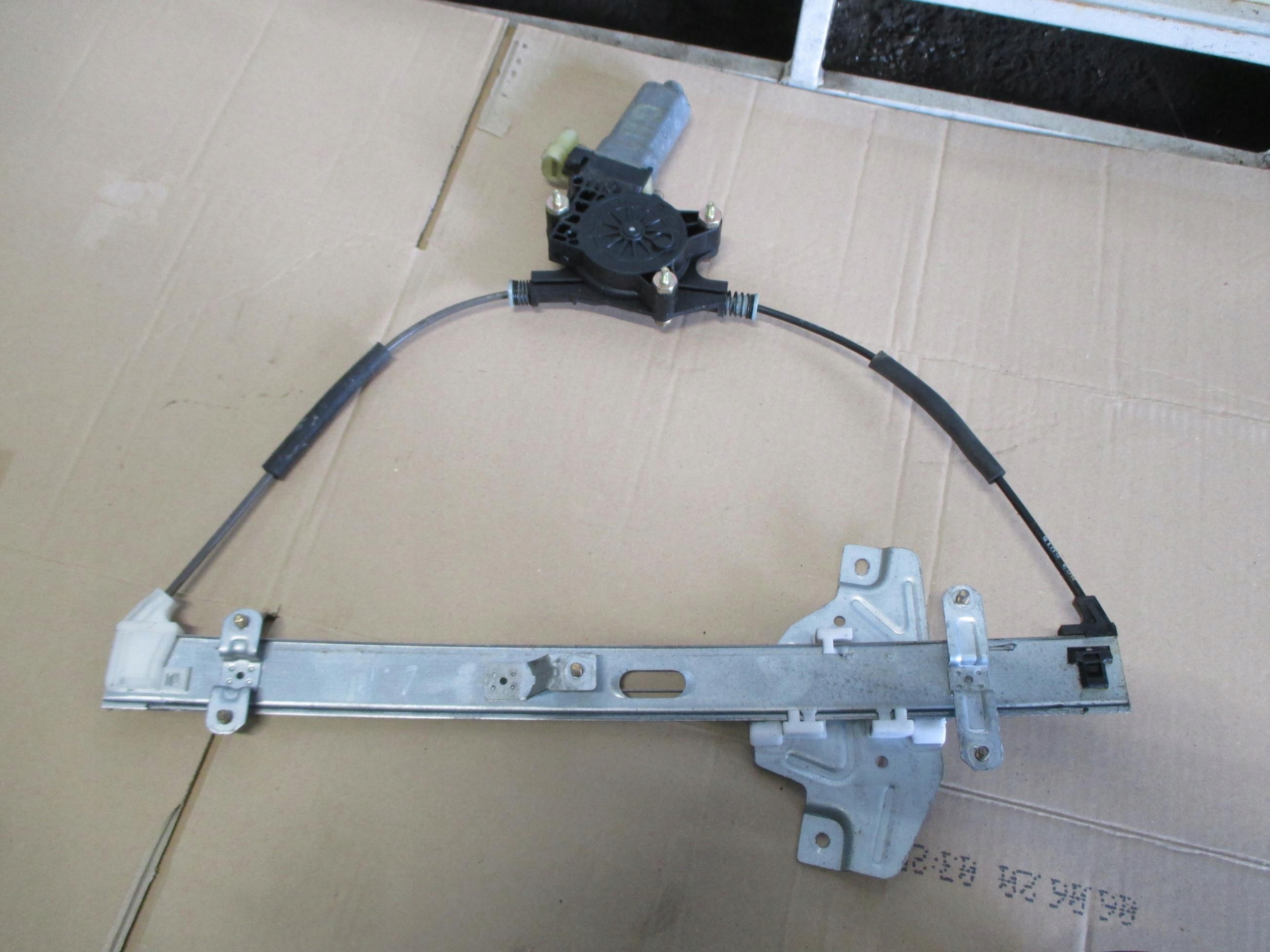 ACCENT 3 III 3D 05-11 MECHANIZM SZYBY LEWY