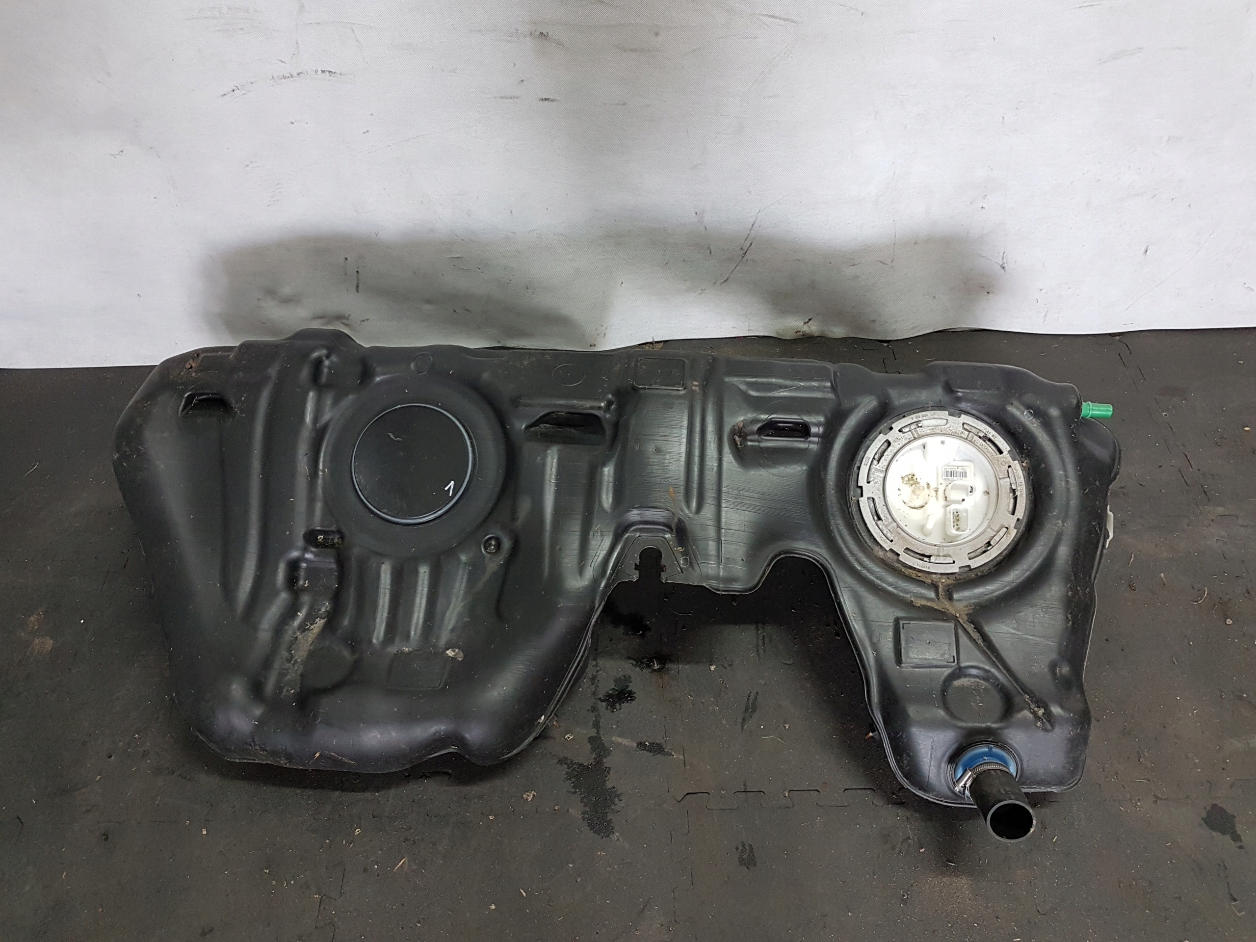 2284693 2284611 - BMW F82 F80 M4 M3 бак топливный бак