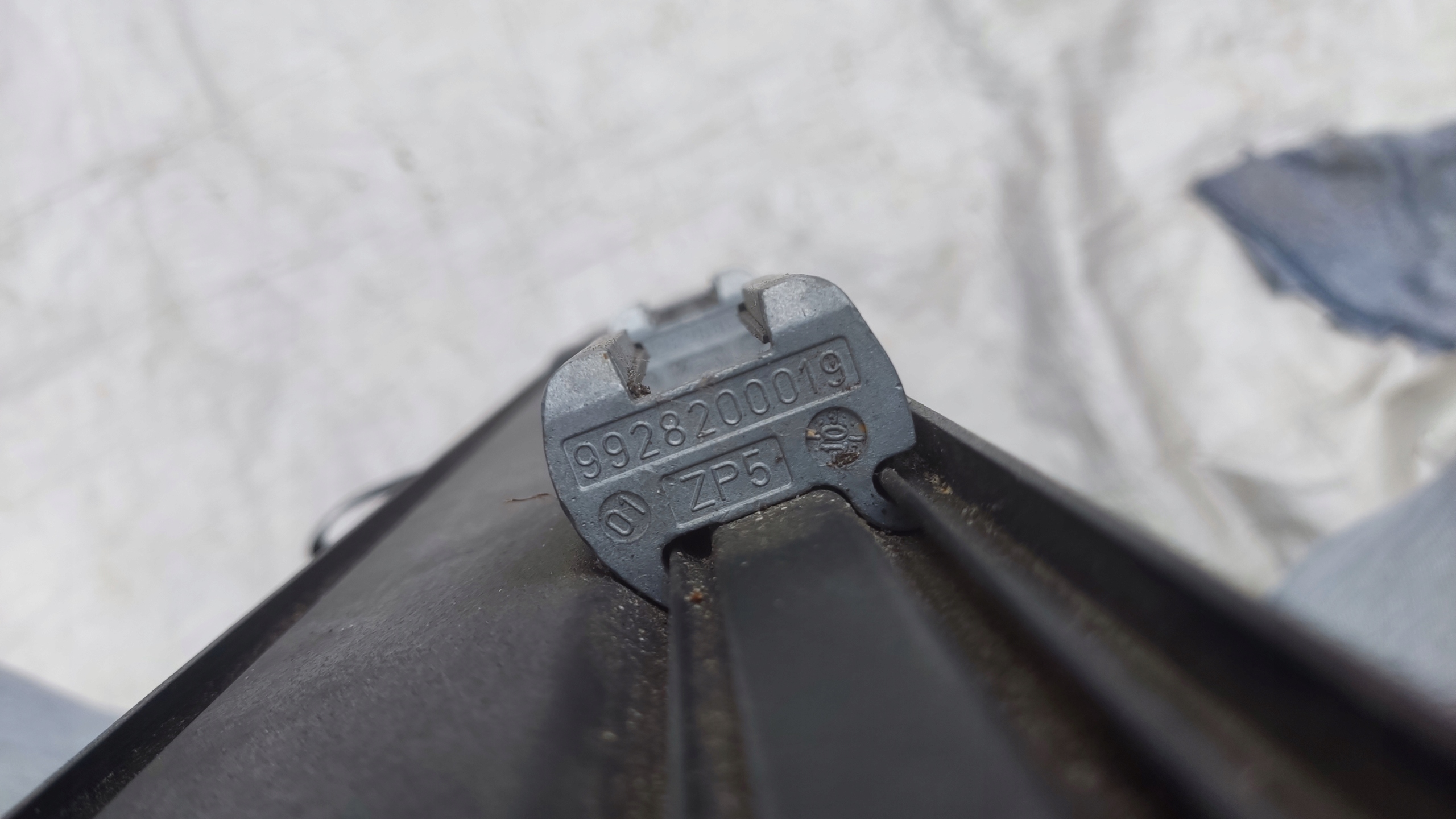 VOLVO V70 XC70 - SIATKA BEZPIECZEŃSTWA NA BAGAŻ - 39834045 39834047 Producent Volvo OE