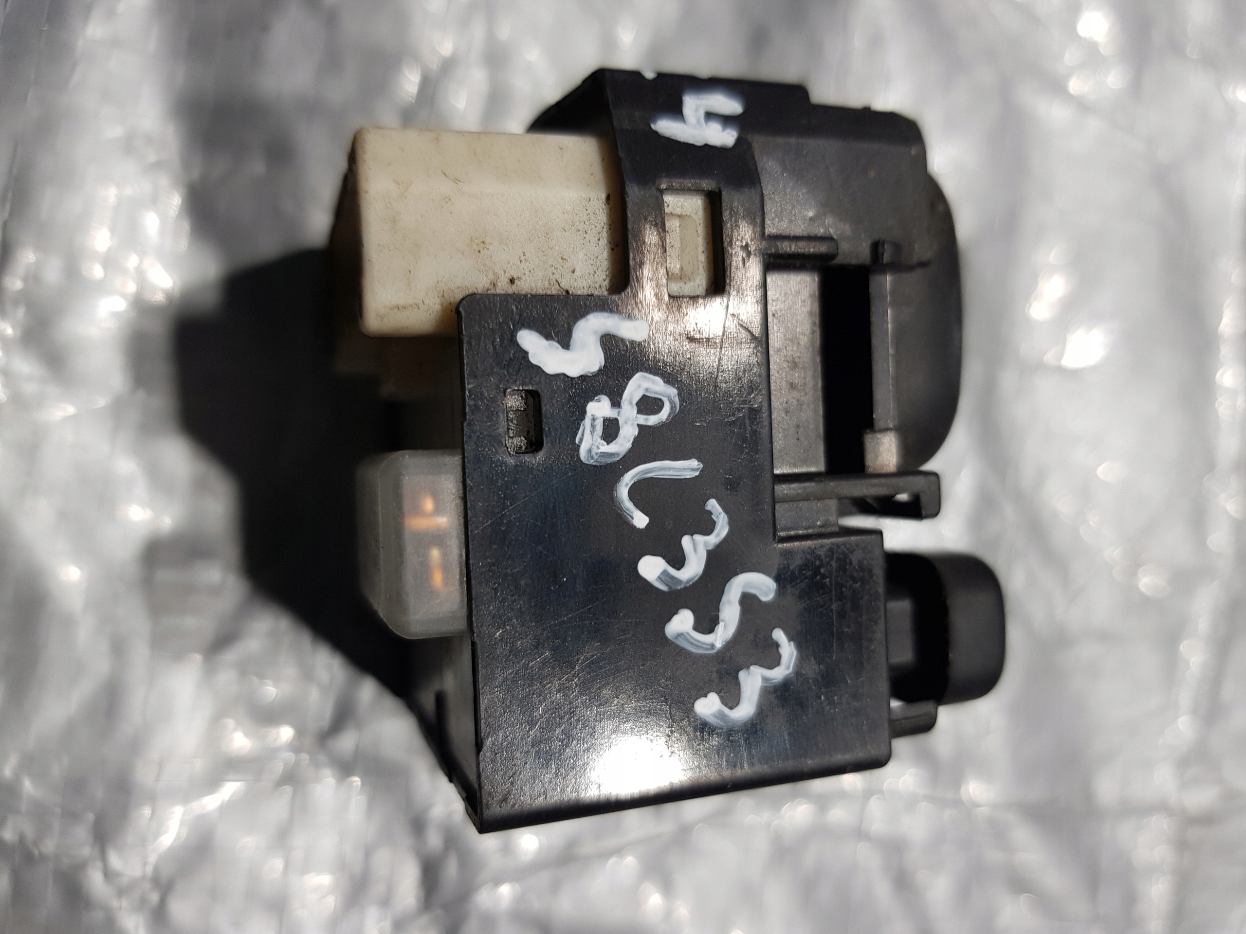 Toyota Auris and mirror control switch button