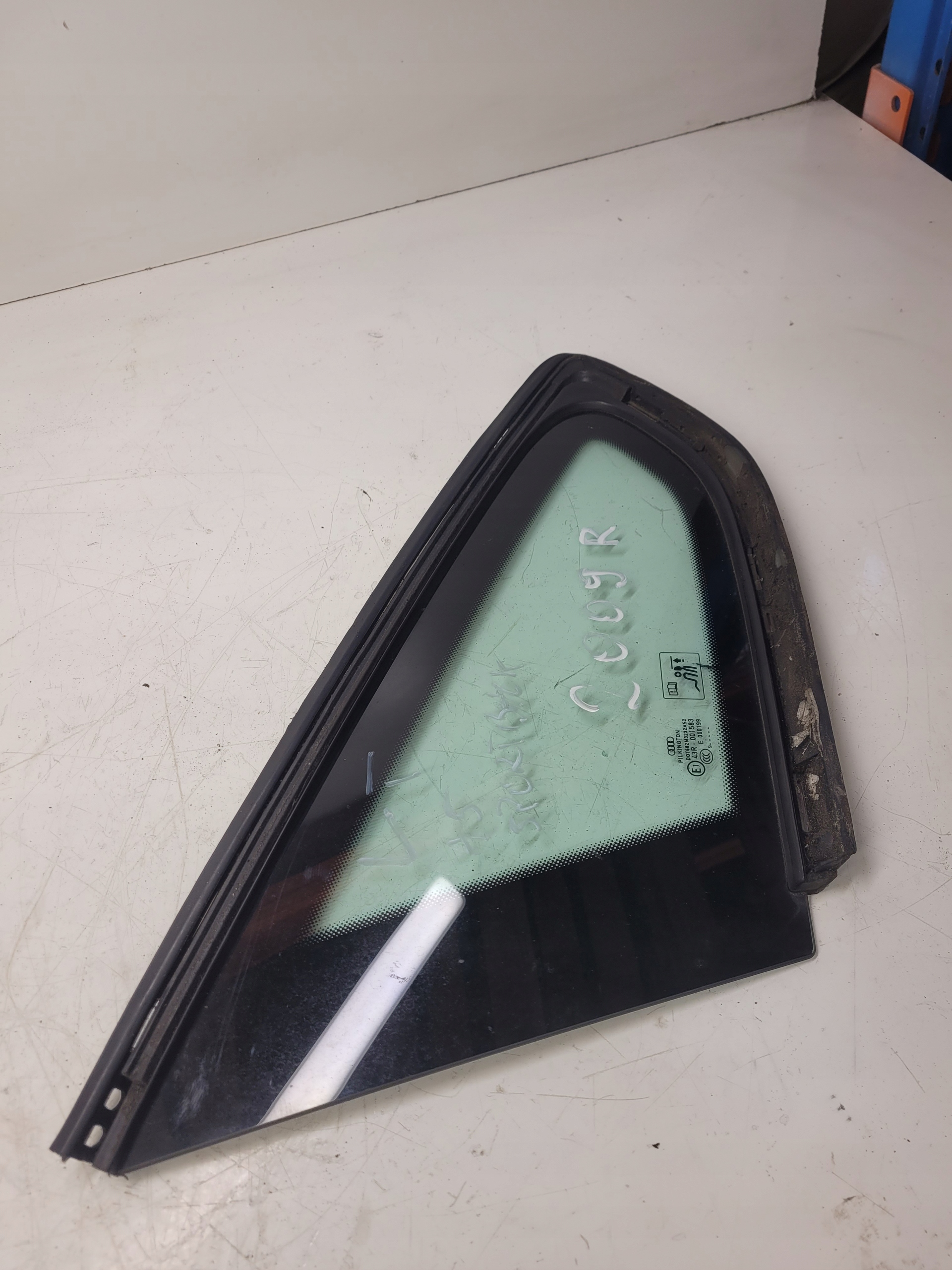 8T8 - Стекло кузова левое AUDI A5 SPORTBACK 2009R