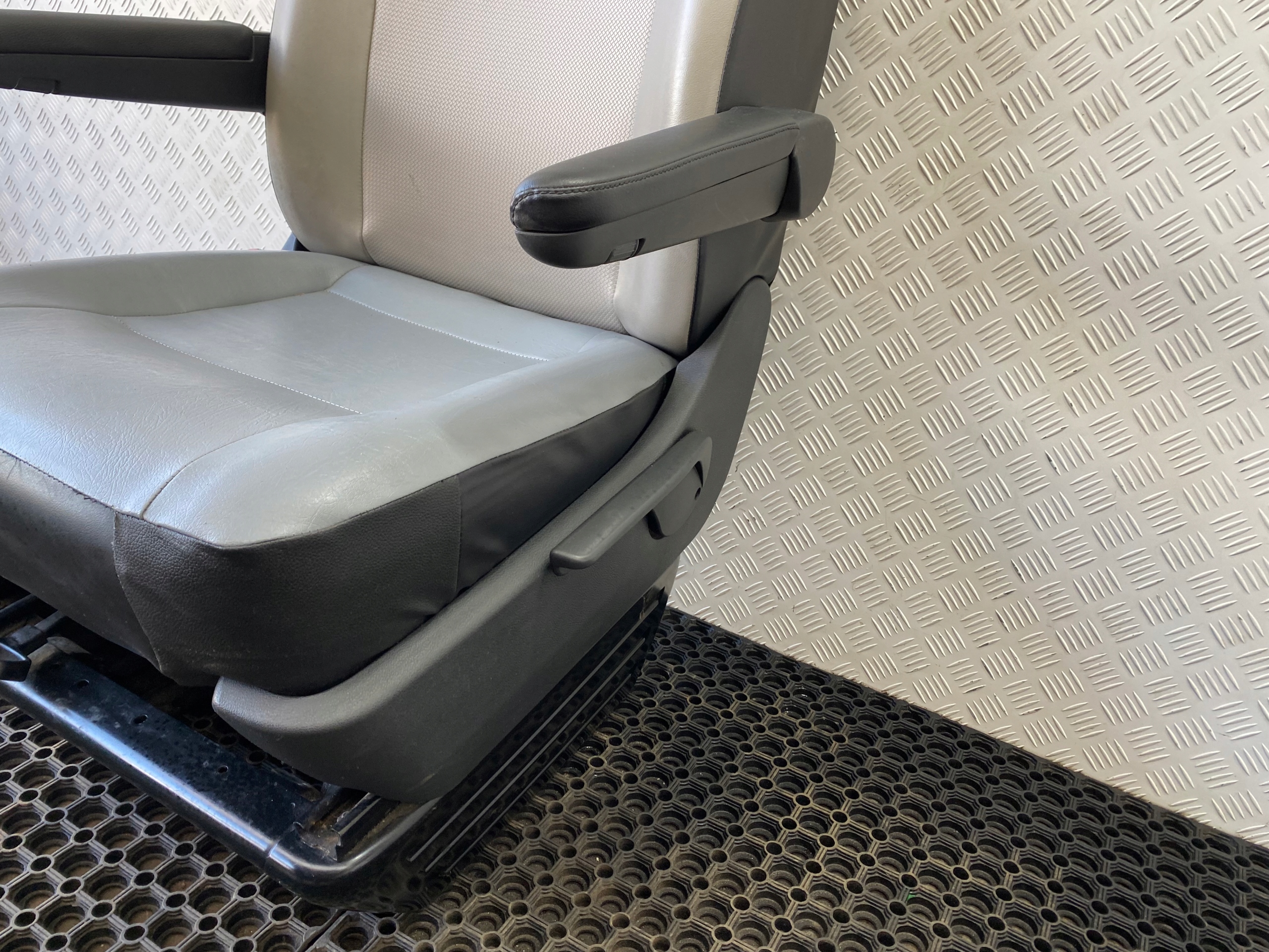 VW T6 MULTIVAN 15-19 seat front left driver´s PODLOKIETNIKI EUROPA