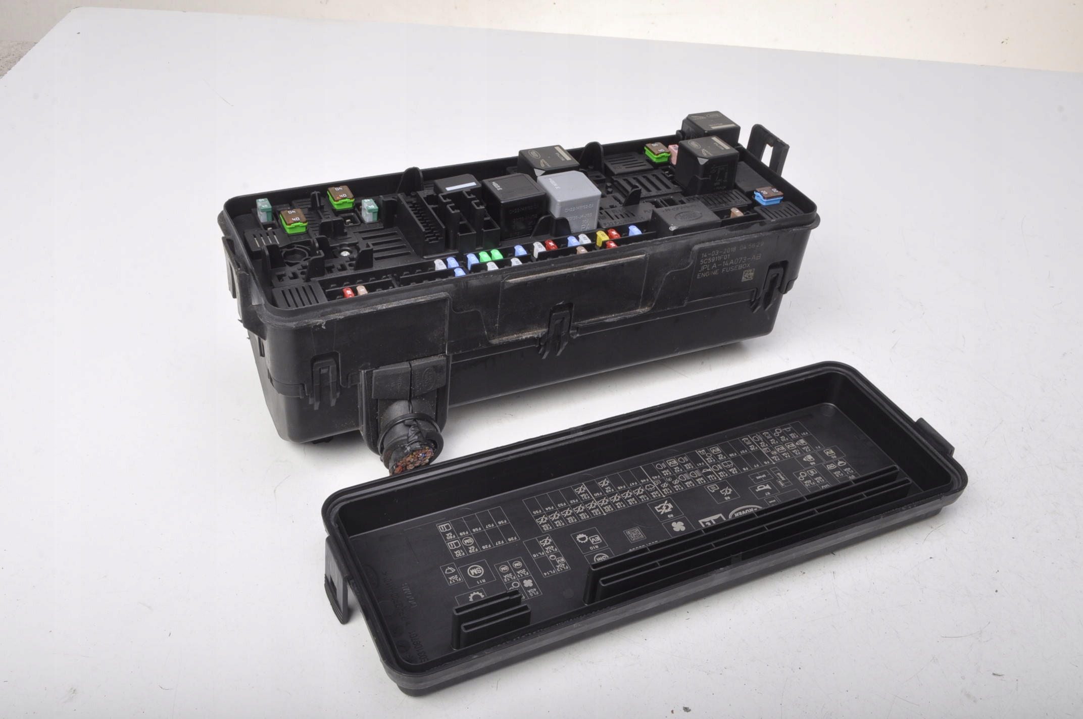 RANGE ROVER L494 3.0 SDV6 SKRZYNKA BEZPIECZNIKÓW Producent części Land Rover OE