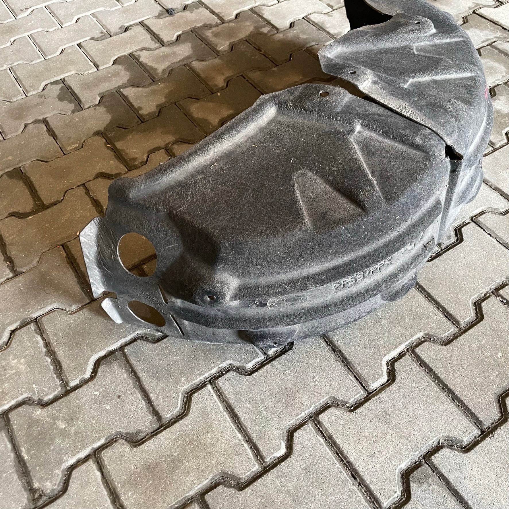 RENAULT MEGANE IV KOMBI MUDGUARD REAR. LEFT REAR PART