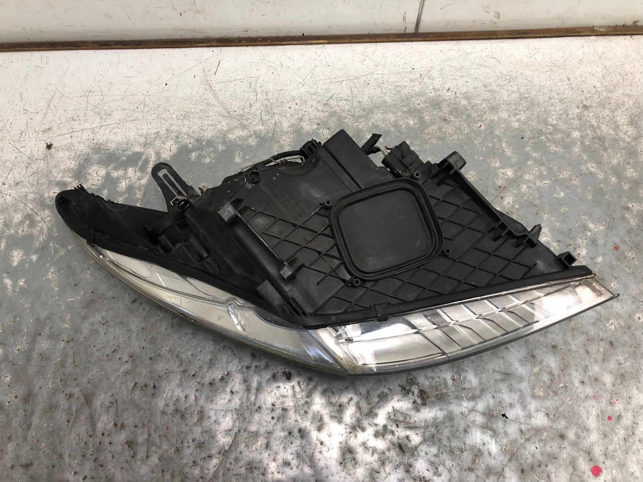 light left front RENAULT MEGANE III 260600017R