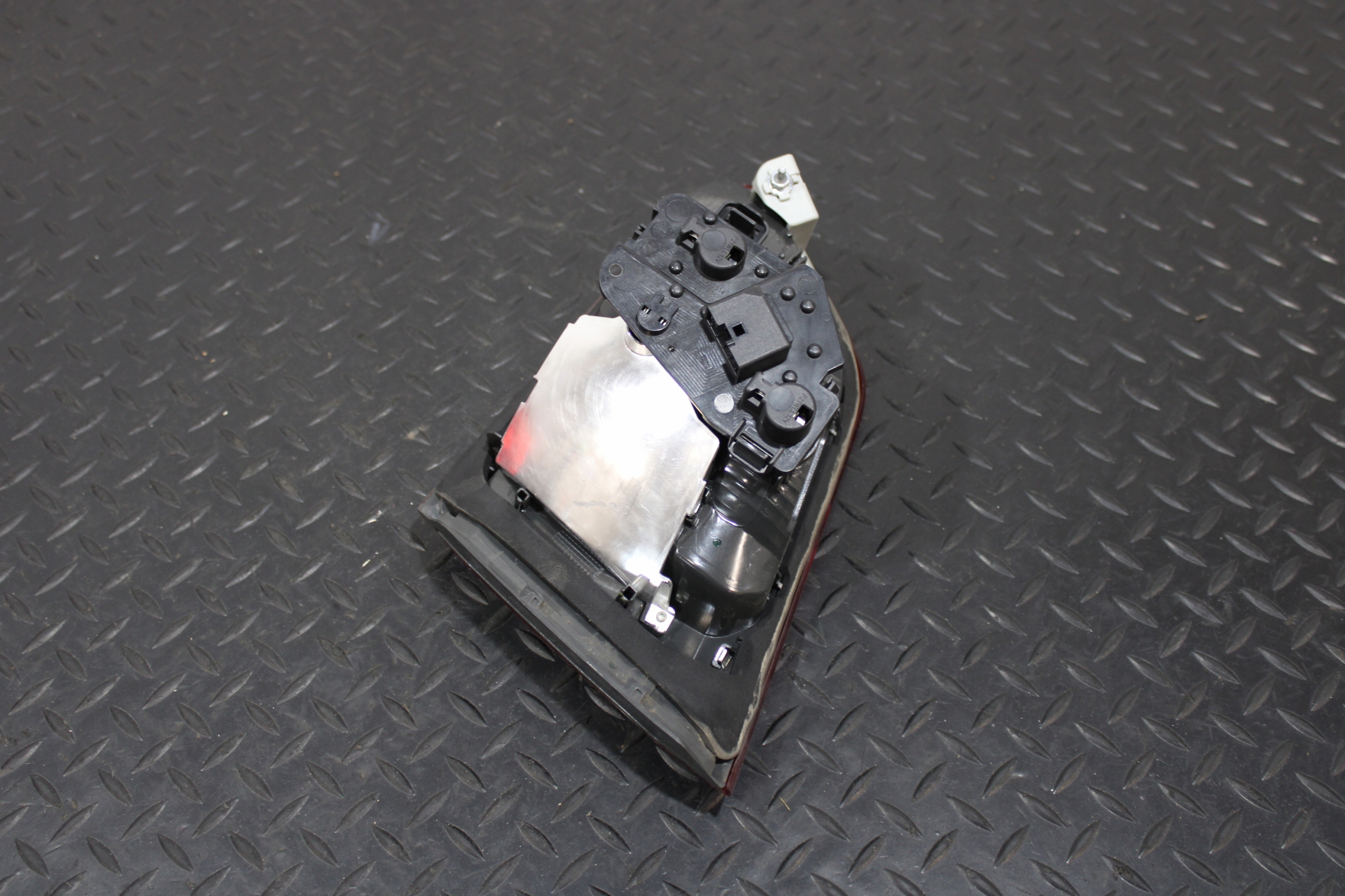 light bonnet boot left rear part BMW 2 F45 ACTIVE TOURER 7311031