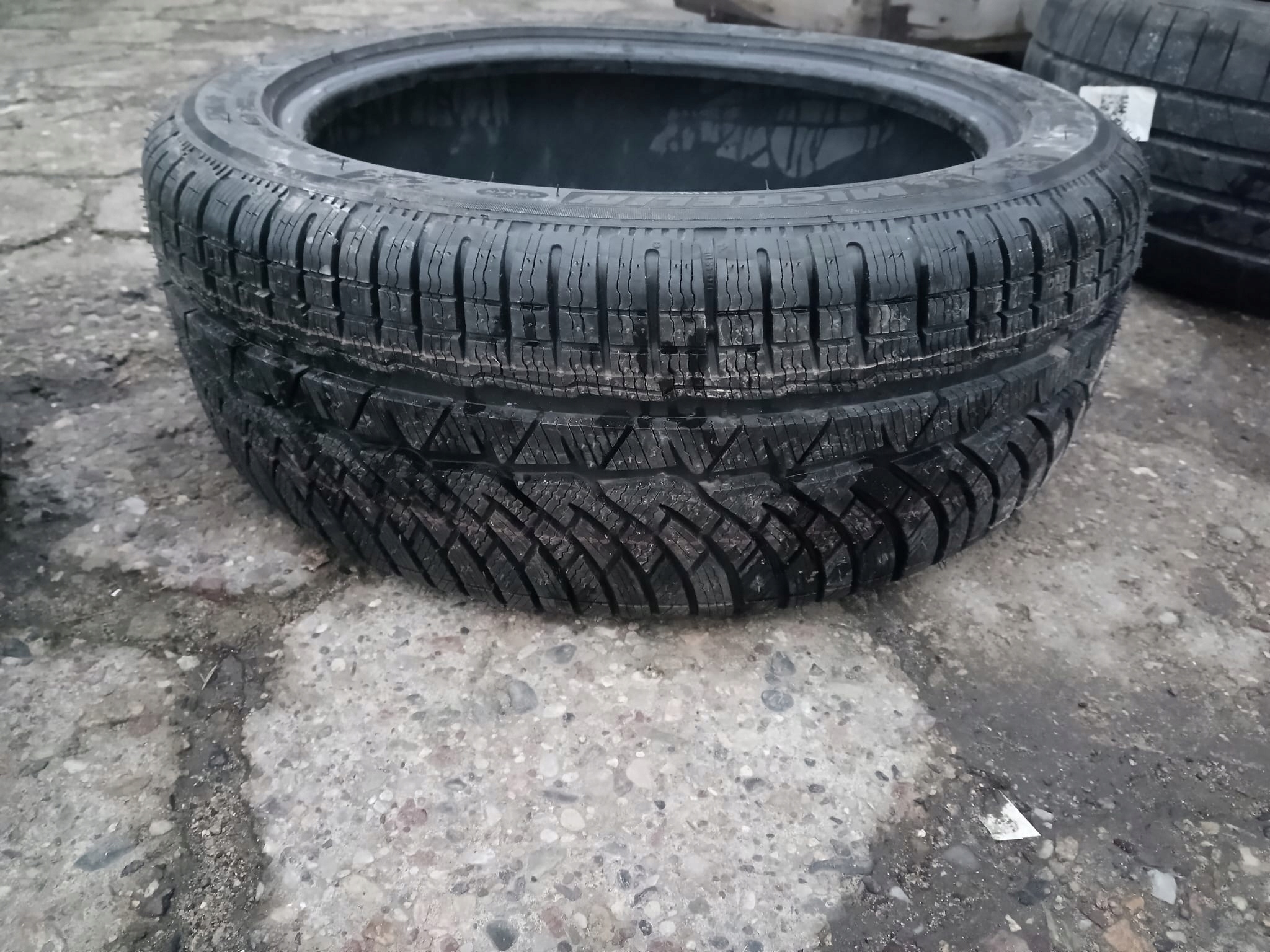 Michelin Pilot Alpin 235/45R19 Sezon zimowe