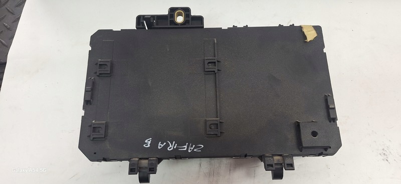 Module fusibles OPEL ZAFIRA B 13220829