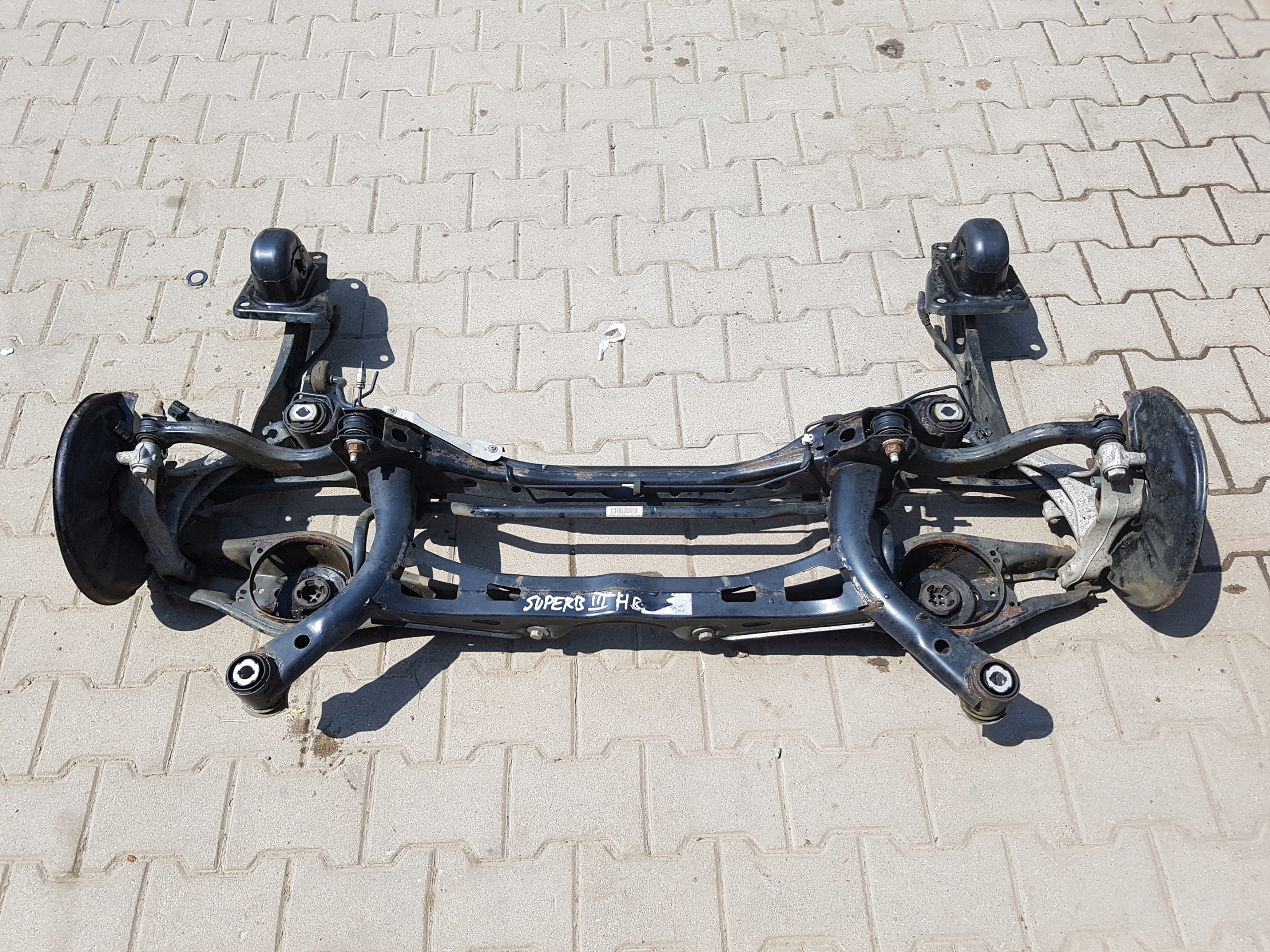 SKODA SUPERB III 3V Achsträger heck hinten rechts