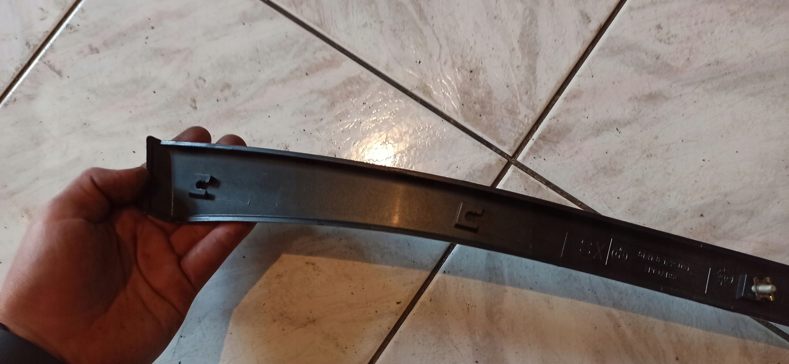 BMW E39 lišta DEKOR levý předek cierna 8172031