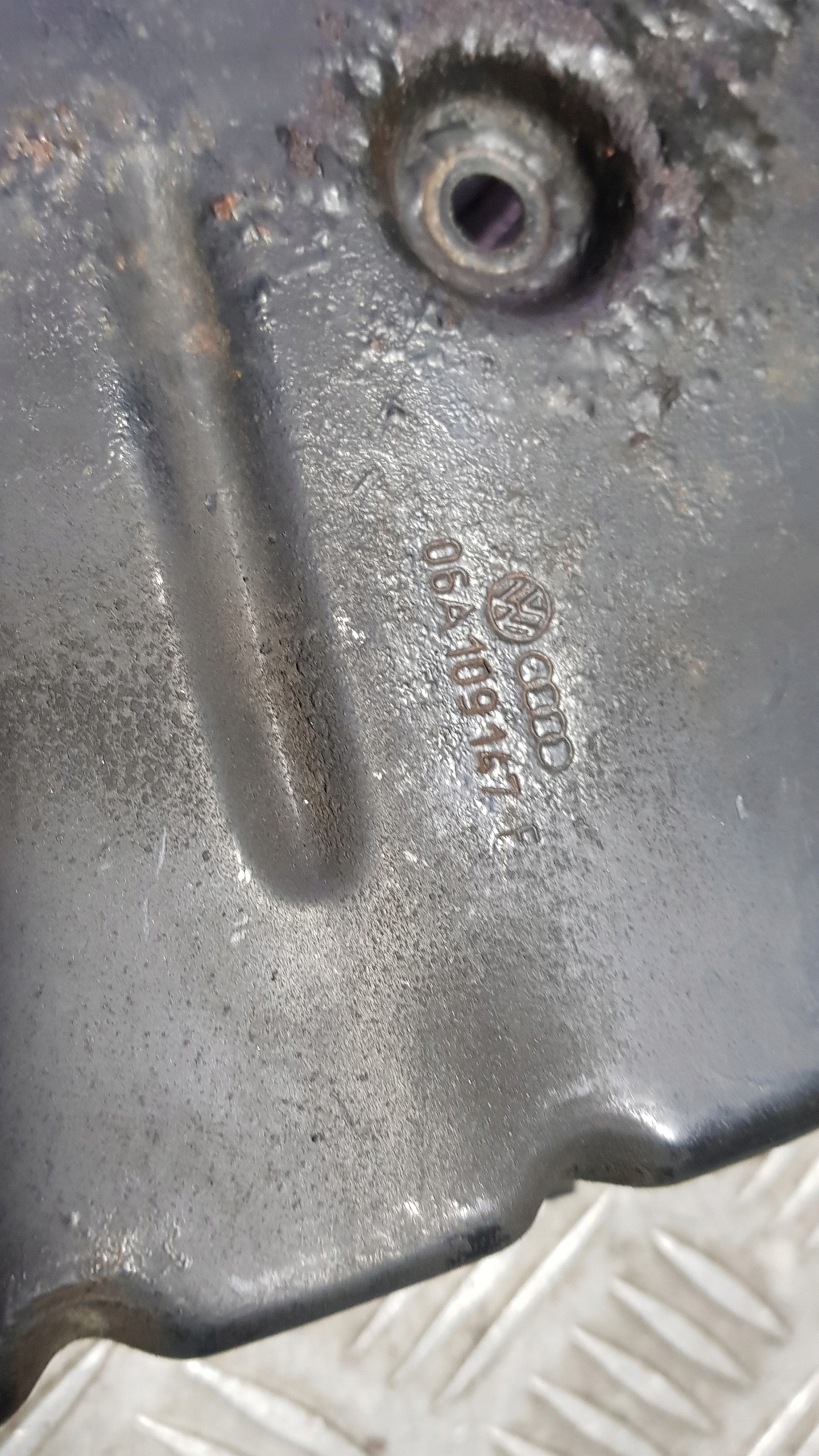 AUDI A4 B6 Couvercle carter distribution 06A109147F