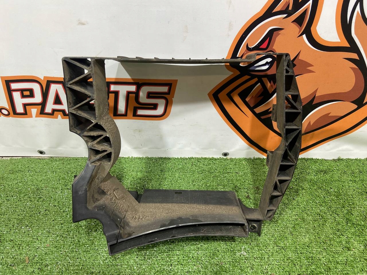 DYFUZOR CHŁODNICY INTERCOOLERA PRAWY TYŁ RANGE ROVER SPORT L494 CPLA8A107AC