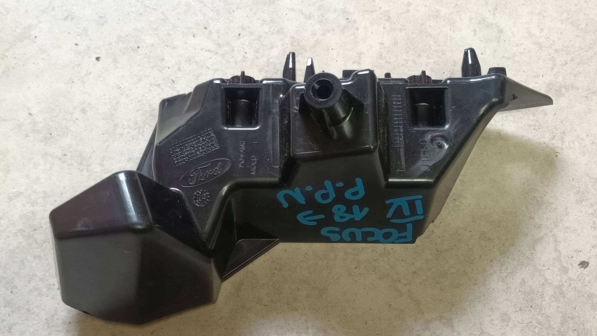 right bumper bracket of the front FORD FOCUS MK IV 2018->