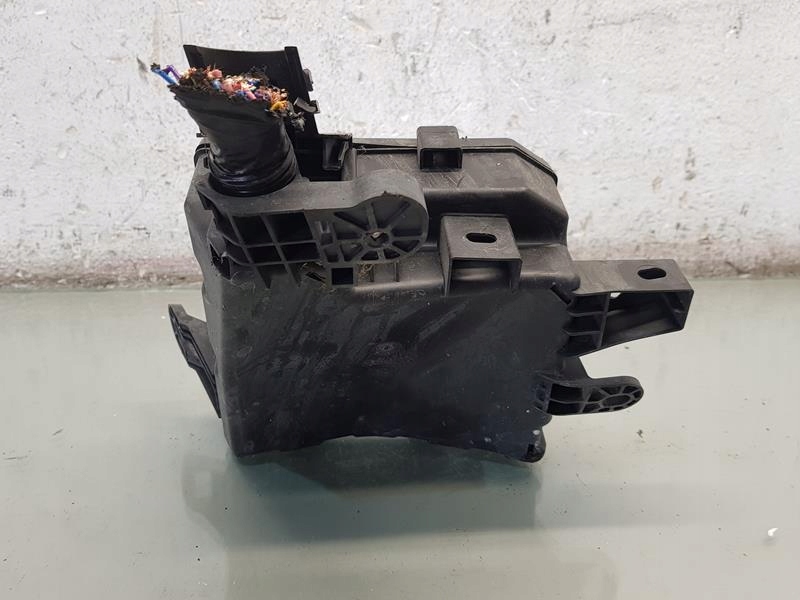 SKRZYNKA BEZPIECZNIKÓW BSI JUKE I 1.6 284B71TT2A Typ samochodu Samochody osobowe