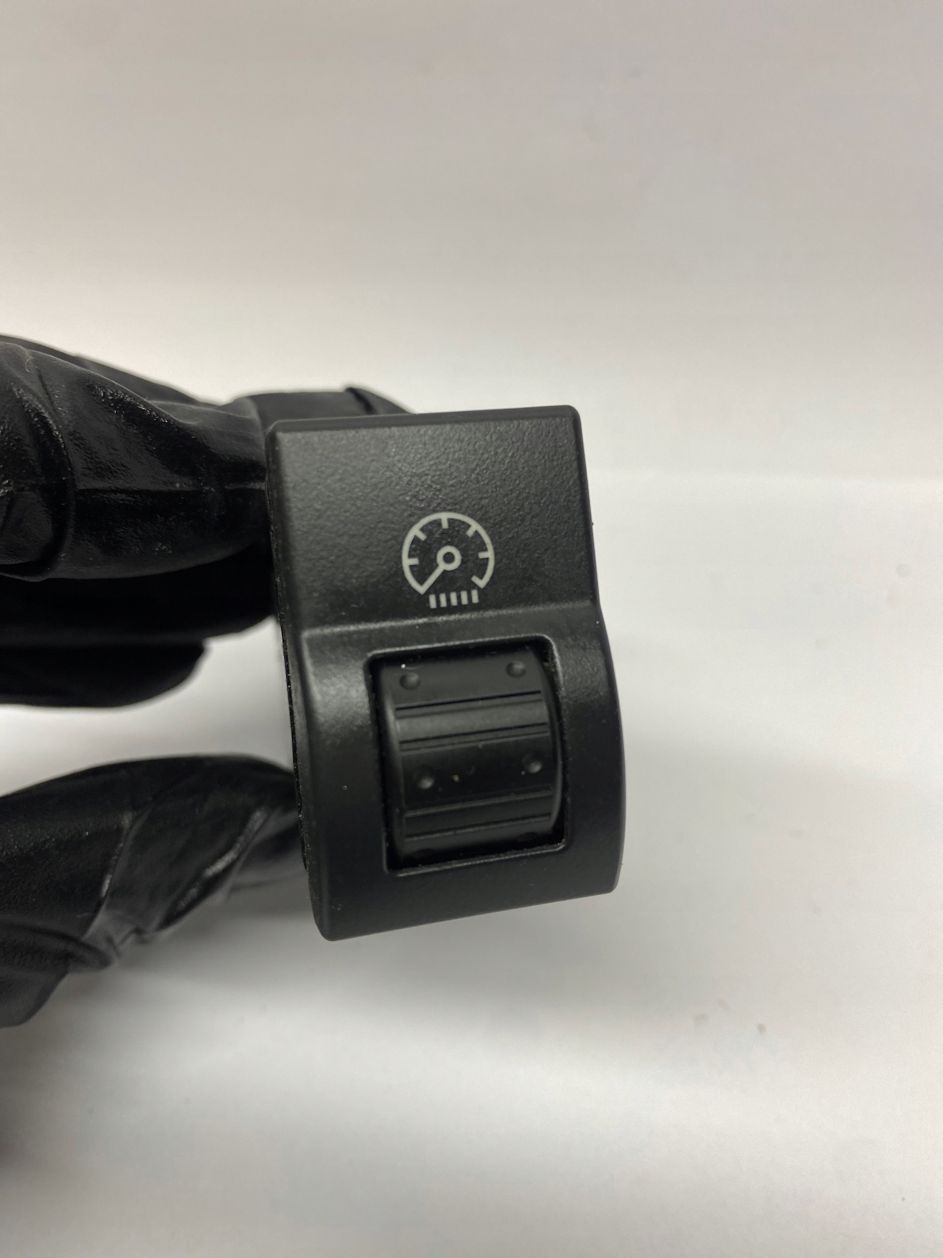 switch control of the lights MAZDA 3 04057800