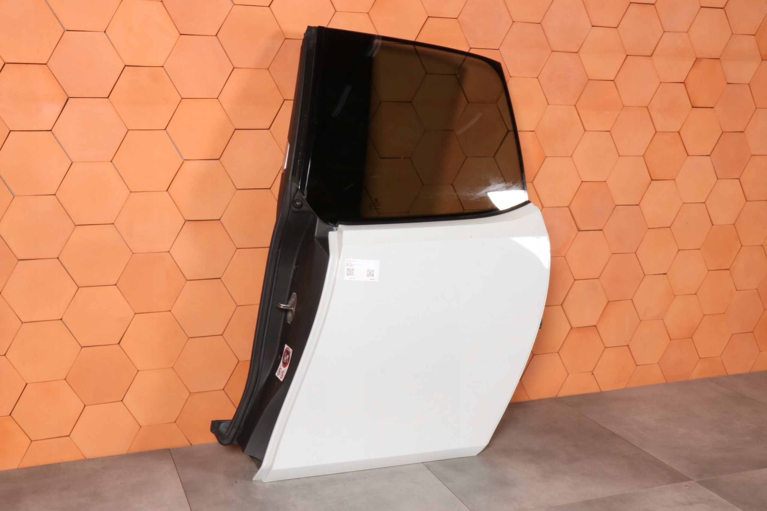 BMW i3 I01 door left rear part rear. windows complete B85 CAPPARIS WEISS