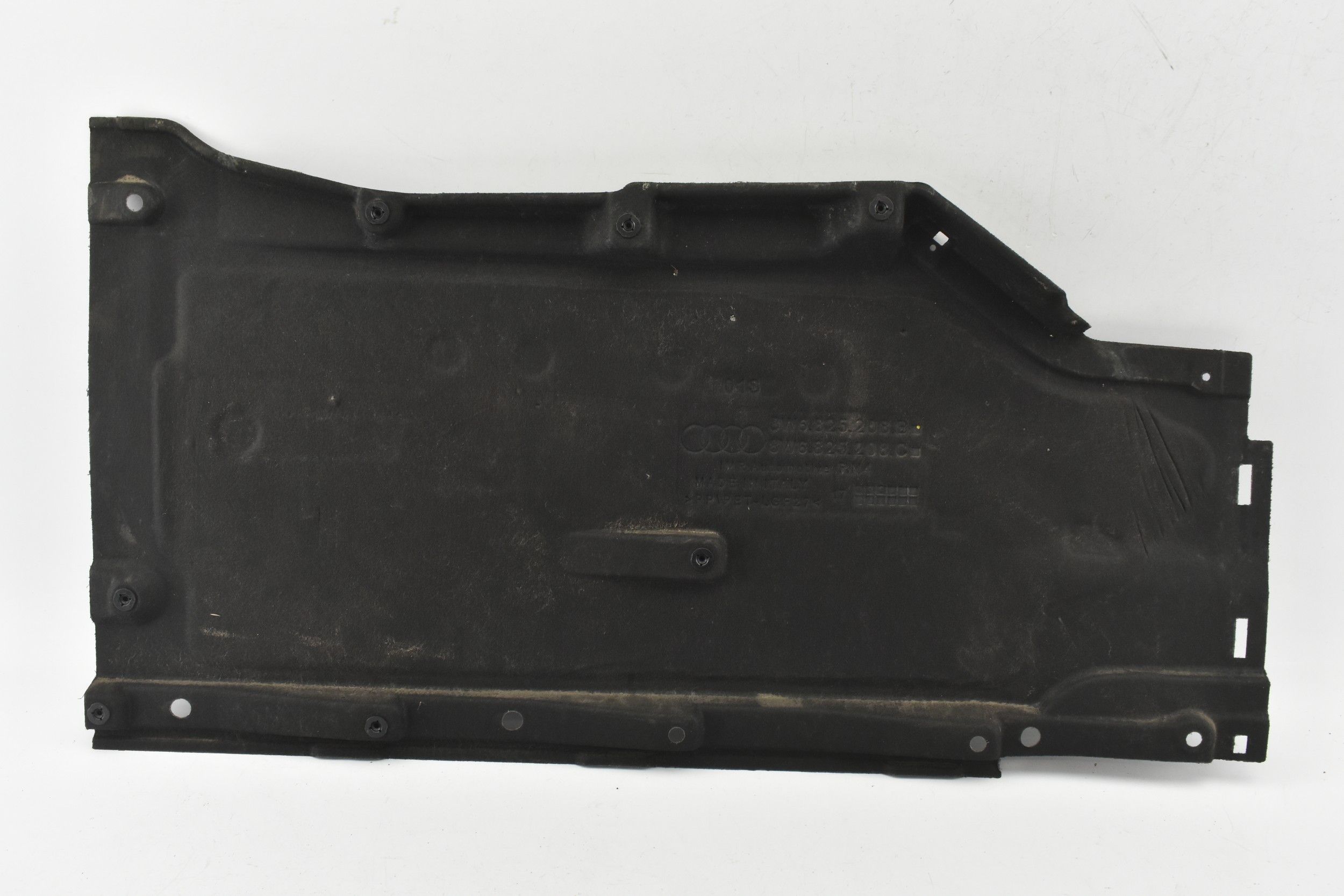 Кришка шасі права 8w6825208b AUDI A5 F5 8W
