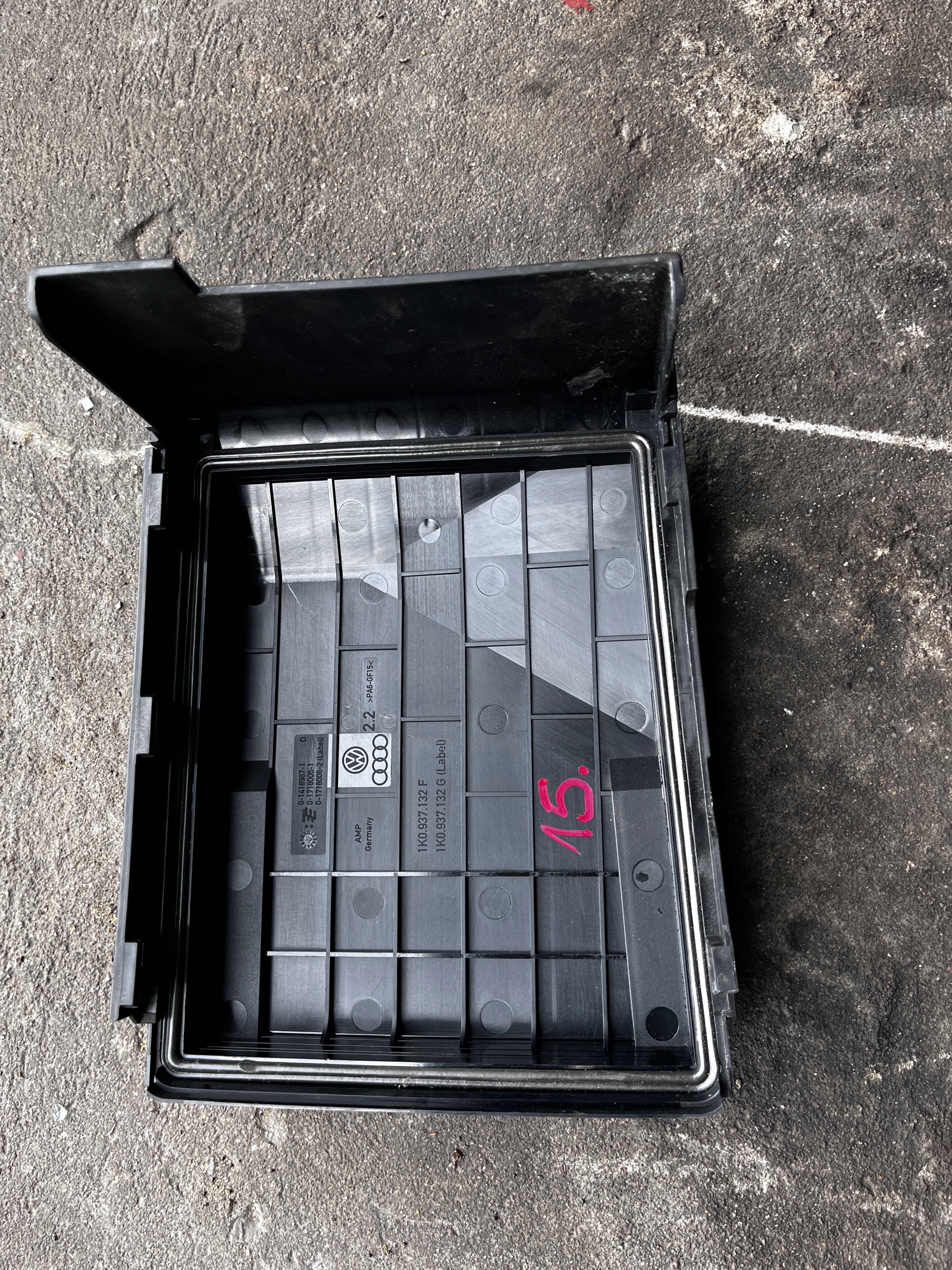 15 VW AUDI OSŁONA SKRZYNKI BEZPIECZNIKÓW 1K0937132F Numer katalogowy części 1K0937132F