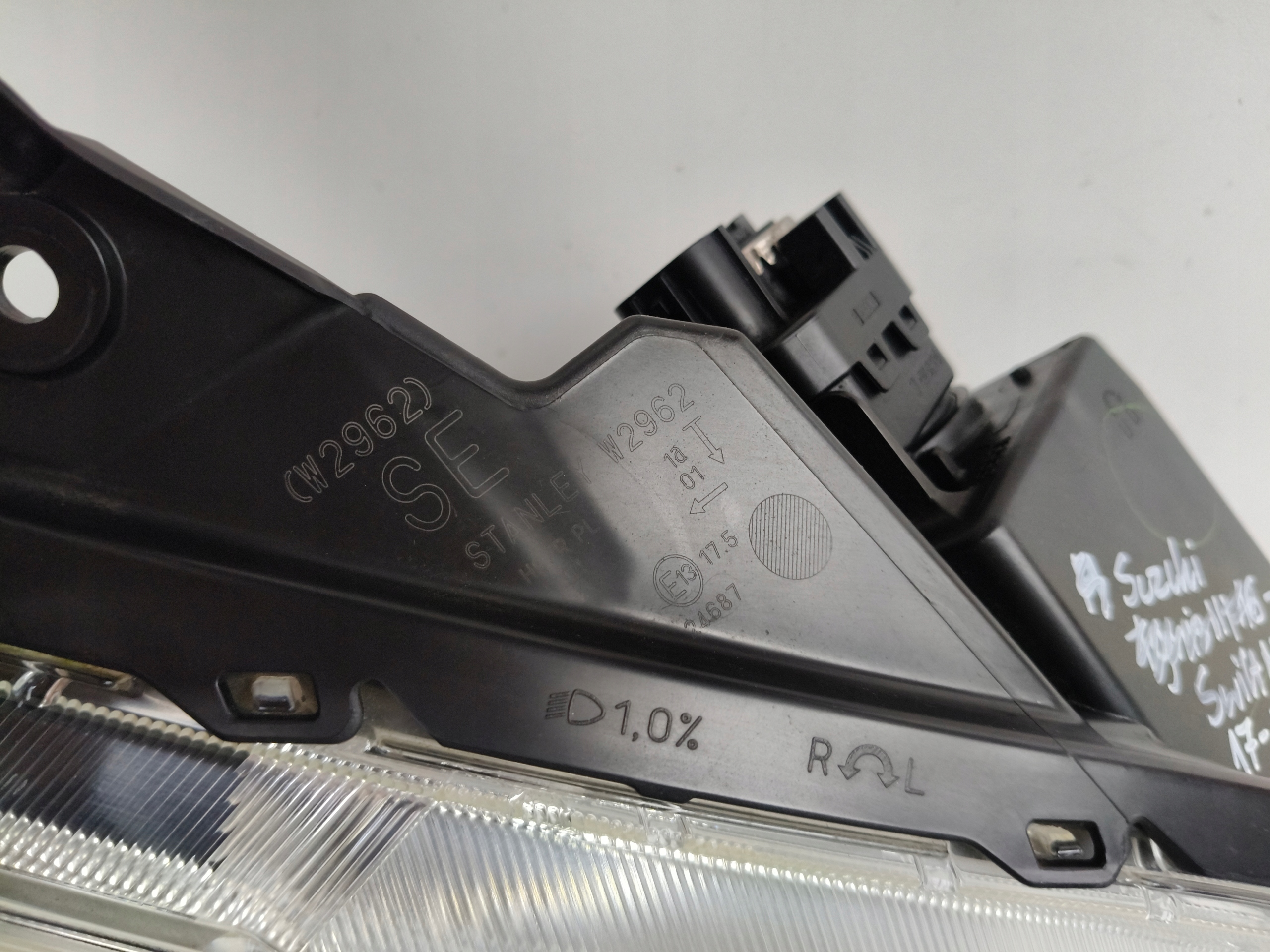 light right REFLEKTOR SUZUKI SWIFT MK8 17