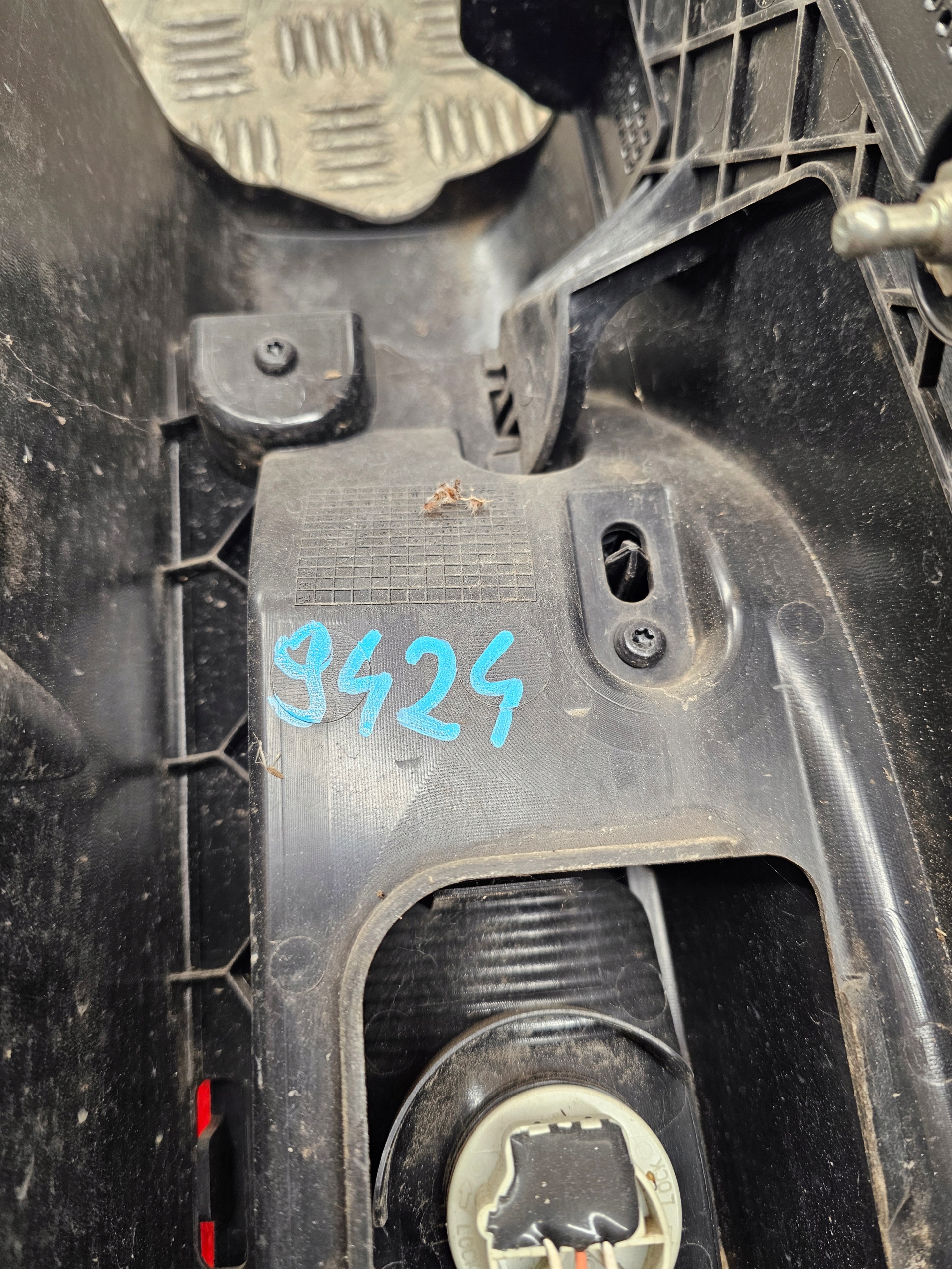 light rear part left 265A64439R RENAULT TRAFIC III VIVARO B TALENTO 14