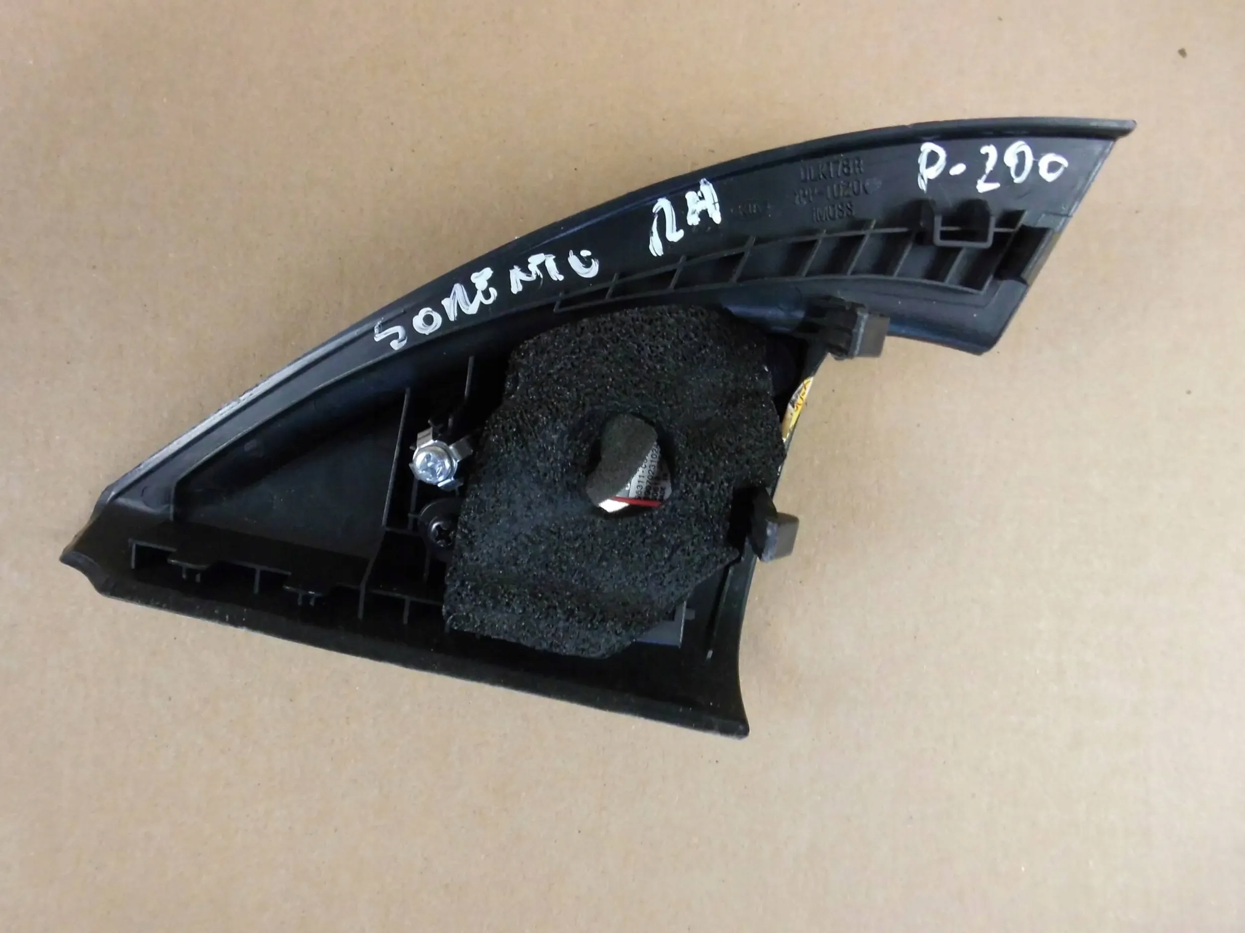 KIA Sorento III triangle speaker door right front spoiler