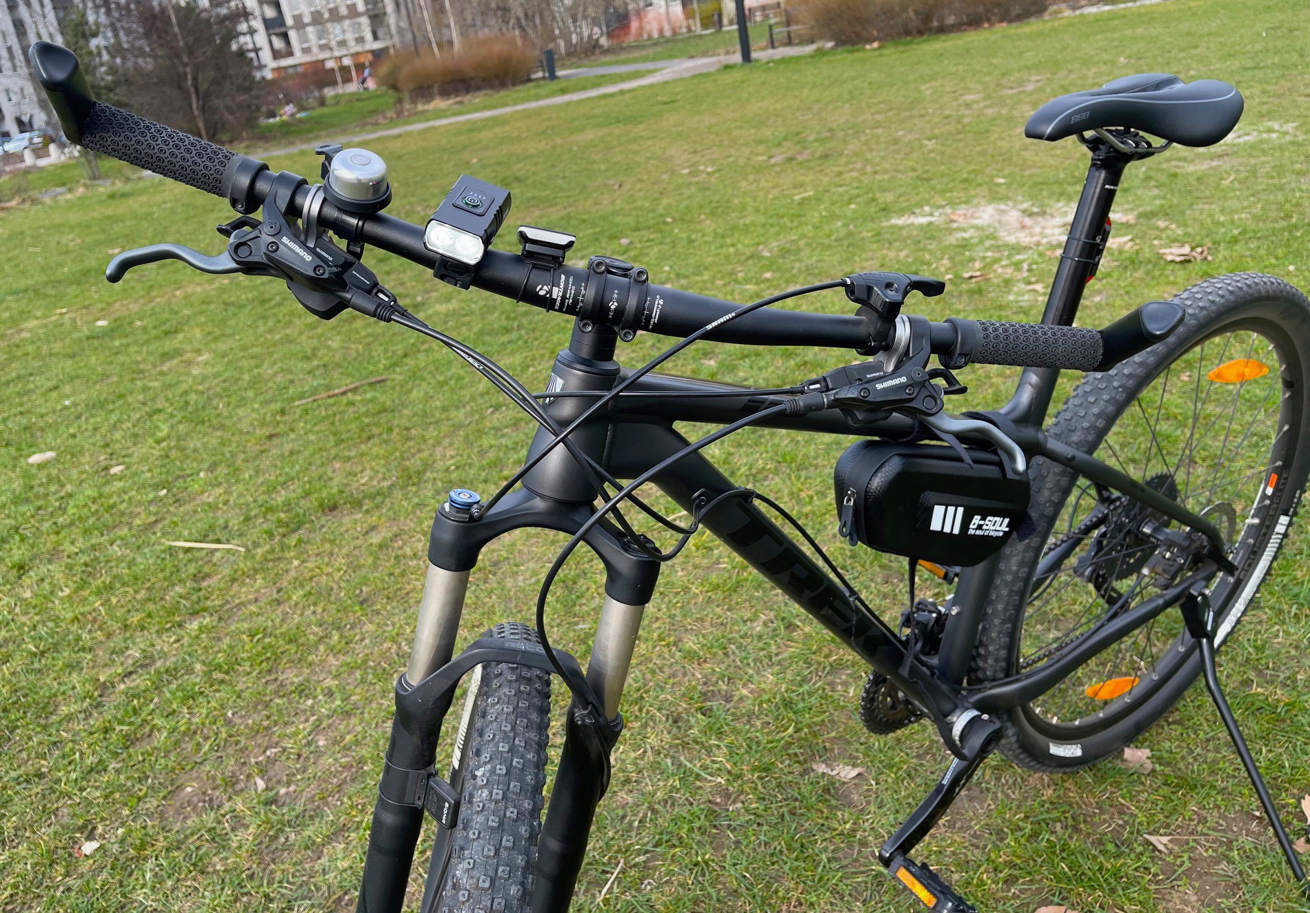 LAMPKA ROWEROWA PRZEDNIA I TYŁ LED DO ROWERU AKUMULATOROWA NA KIEROWNICĘ Kolor dominujący czarny