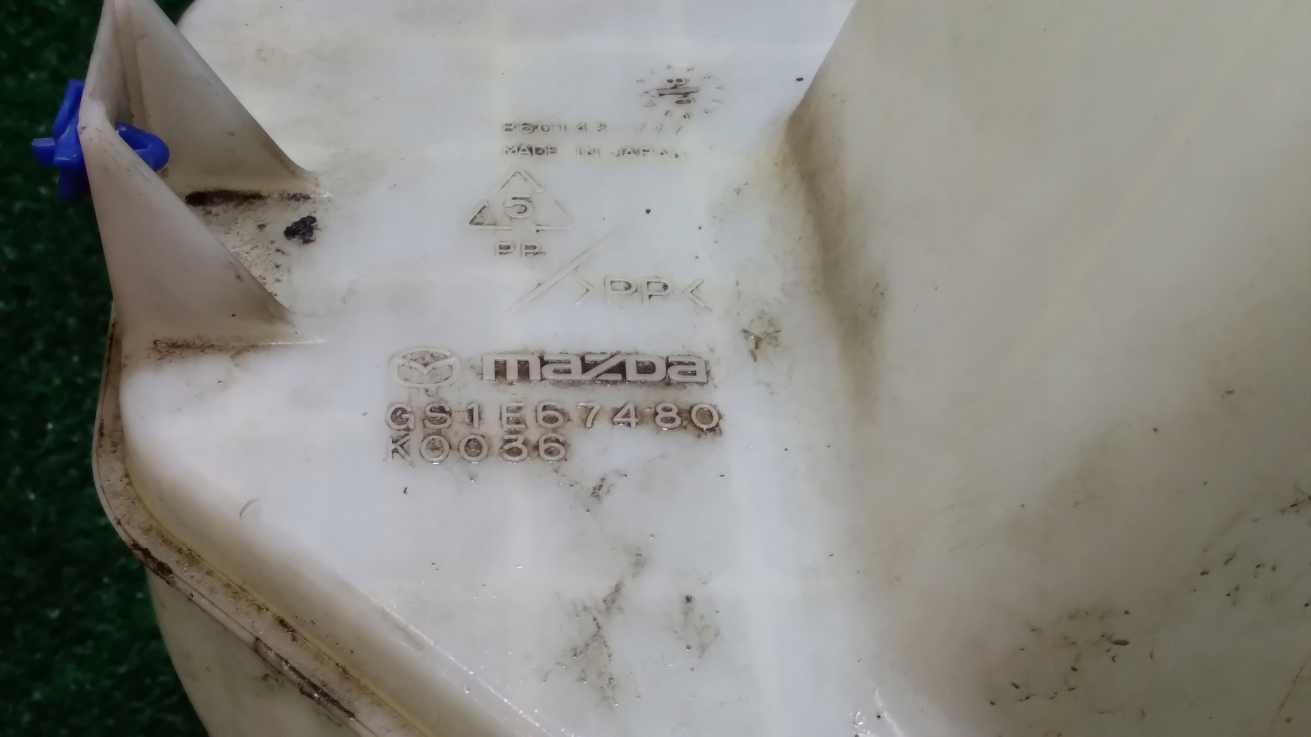 washer fluid tank MAZDA 6 GH GS1E67480