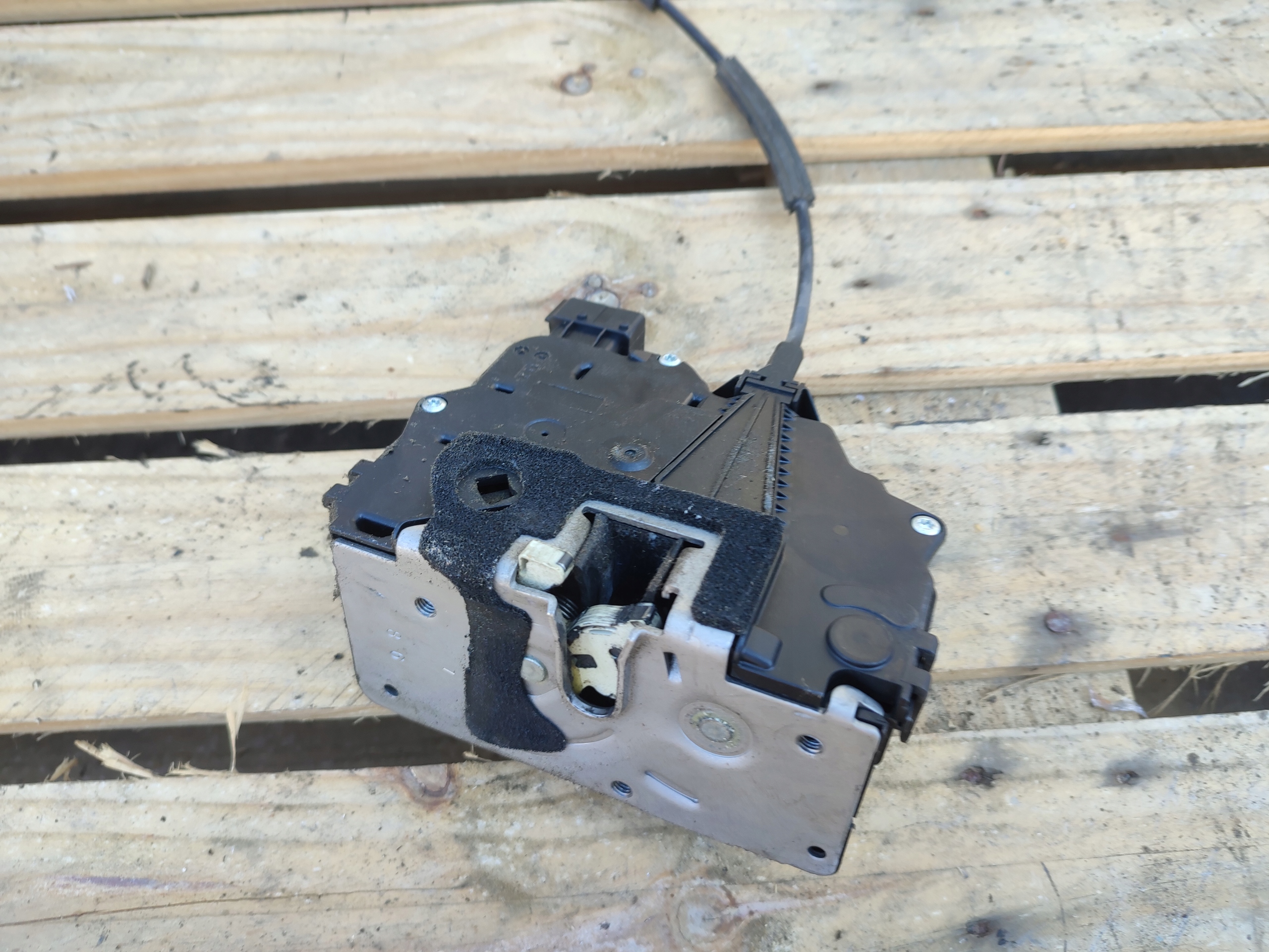 lock door front left OPEL MERIVA B 13258276