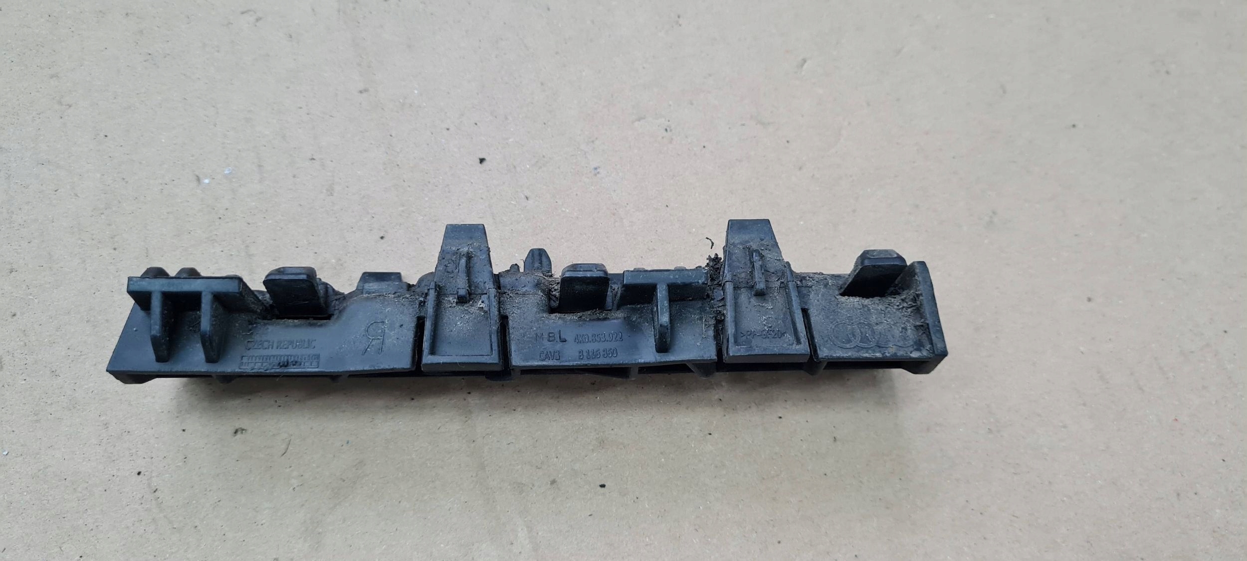 A6 C8 4K support UCHYWT holder mouldings PROGOWEJ right 4K0853860
